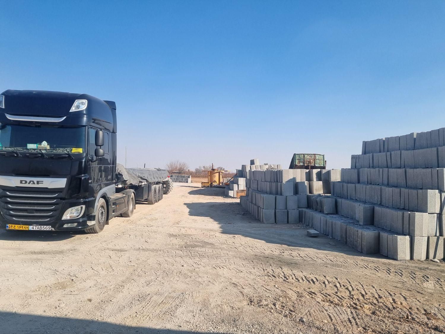 بزرگترین کارگاه تولید جدول کانیو بلوک و بلوکفرش|مصالح و تجهیزات ساختمان|نجف‌آباد, شهرک صنعتی نجف آباد ۲|دیوار