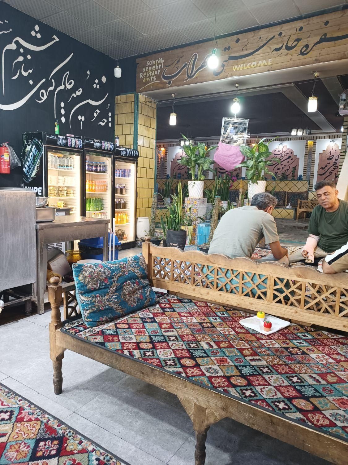 ب نیروخانم جهت کار در رستوران نیازمندیم|استخدام خدمات فروشگاه و رستوران|کاشان, خزاق|دیوار