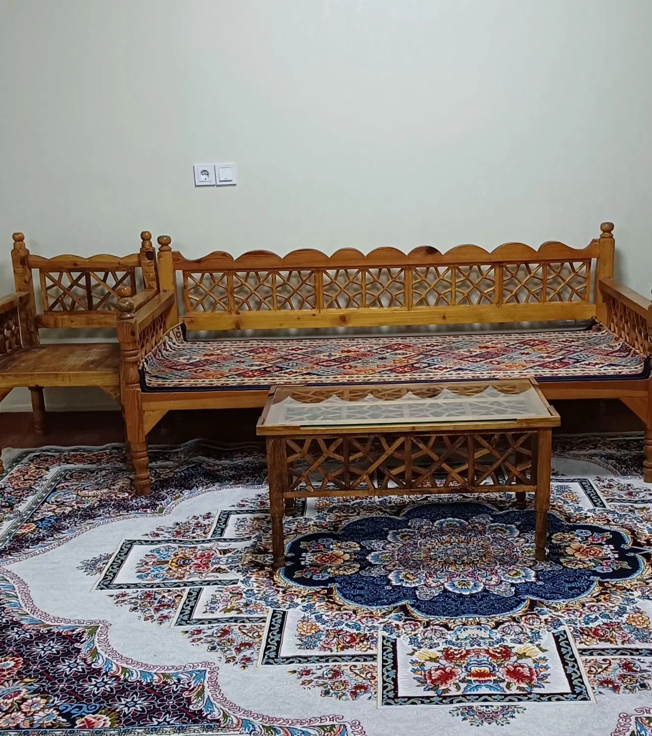تخت سنتی با قالیچه و صندلی و میز جلومبلی|مبلمان خانگی و میز عسلی|ری, علایین|دیوار