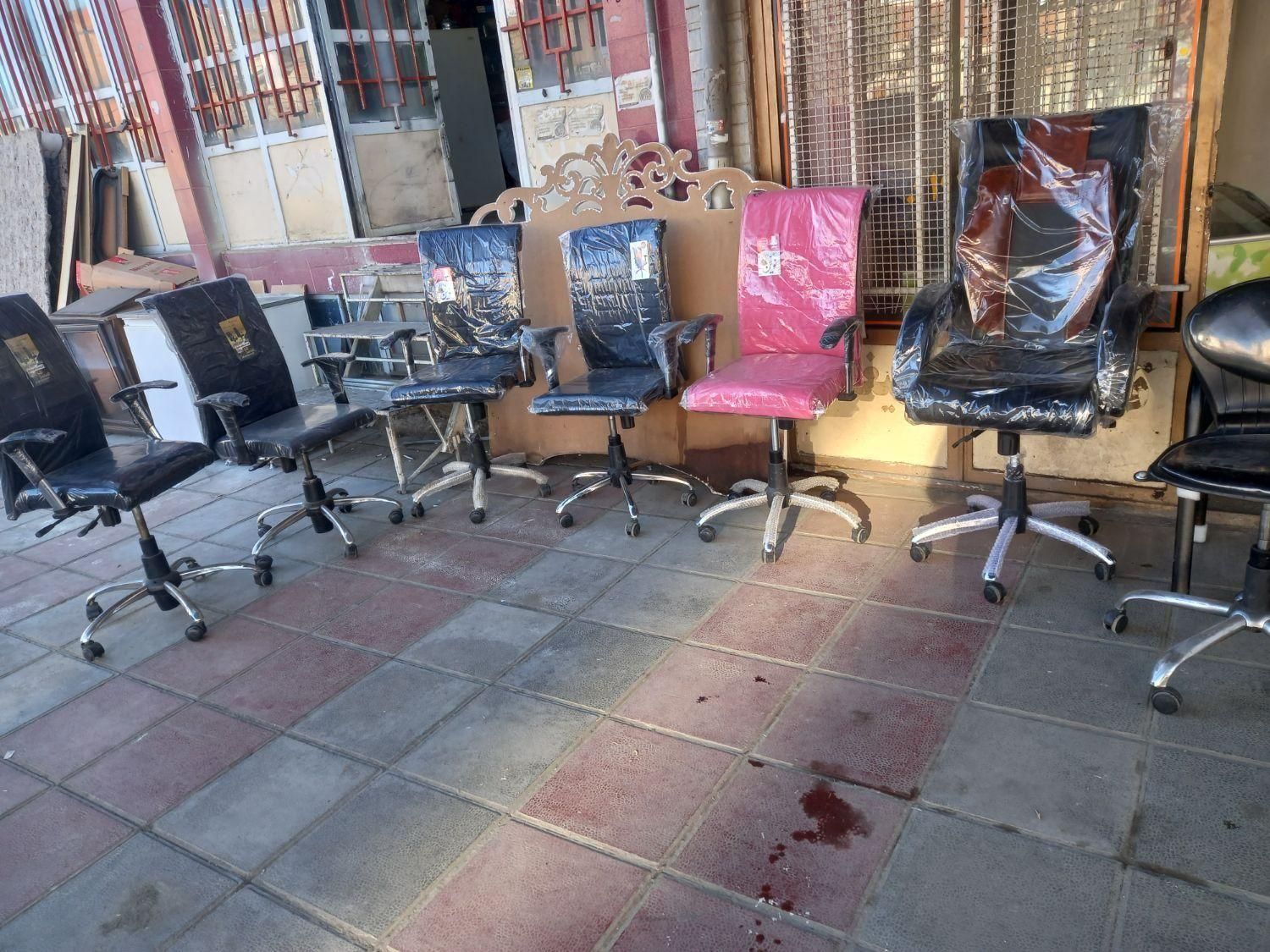 صندلی چرخی و میز|صندلی و نیمکت|سنقر, |دیوار