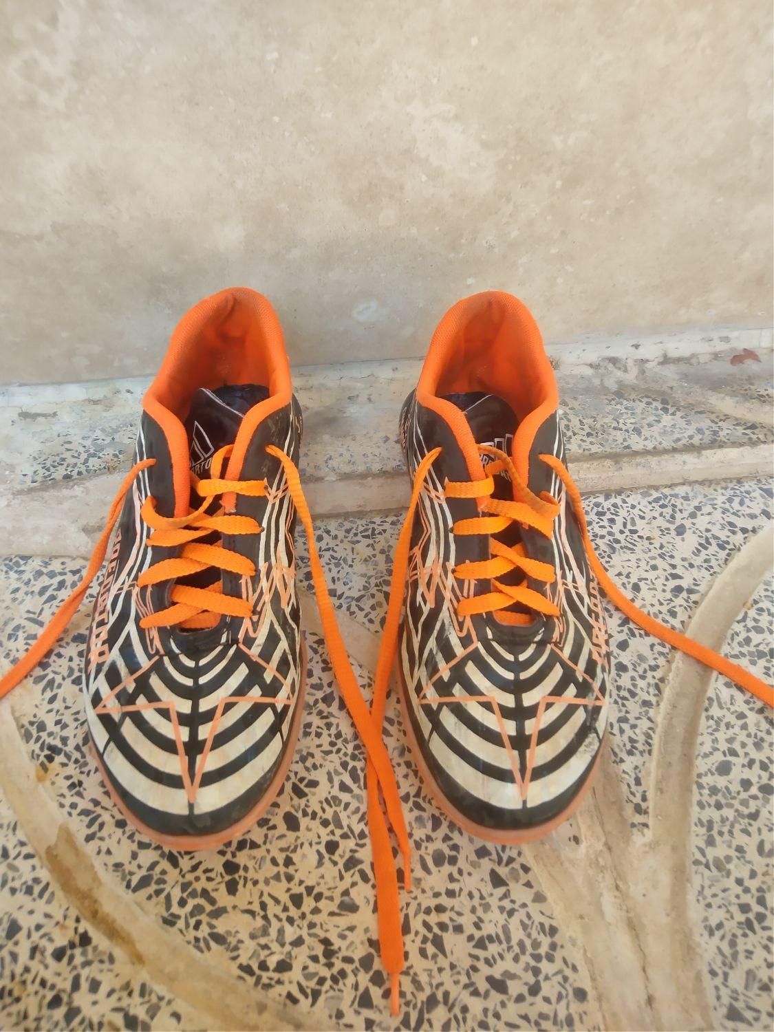 یک جفت کفش چمن|کیف، کفش، کمربند|آبدانان, |دیوار