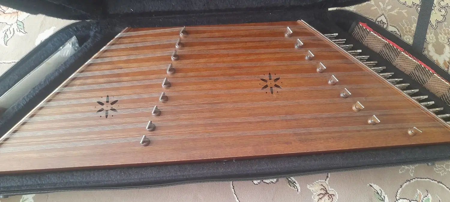 سنتور سروستان|سازهای سنتی|اصفهان, عاشق‌آباد|دیوار