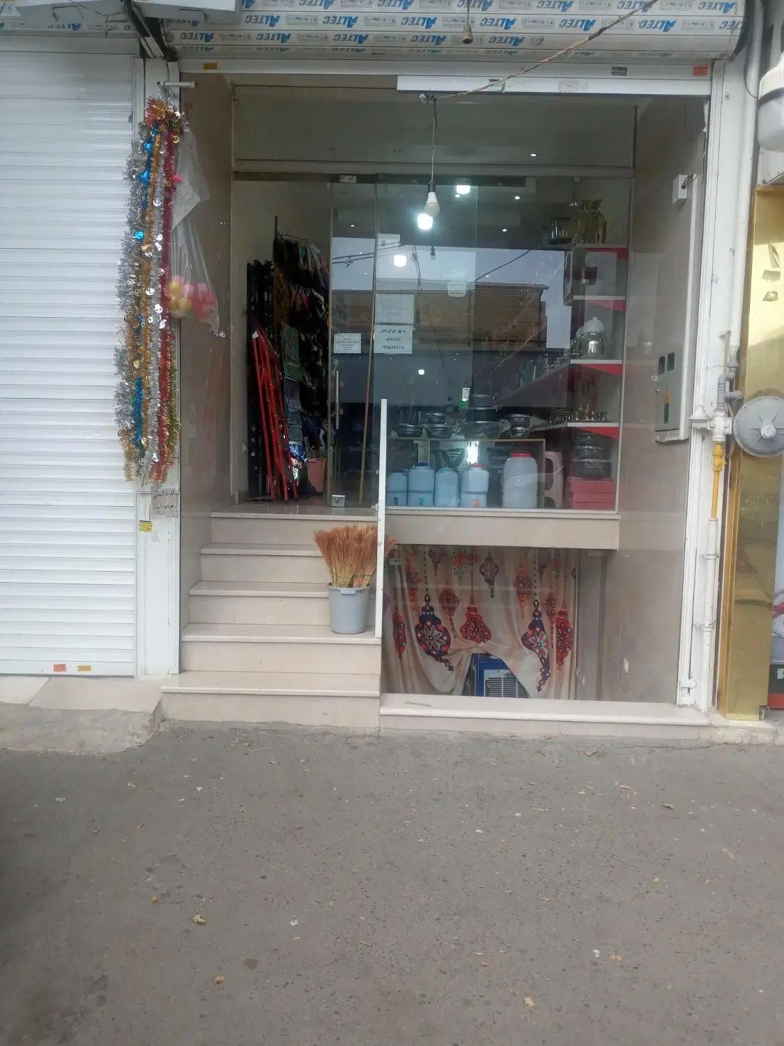 اول شرقی ۱۰۰ متر تجاری|اجارهٔ مغازه و غرفه|کرج, احدآباد|دیوار