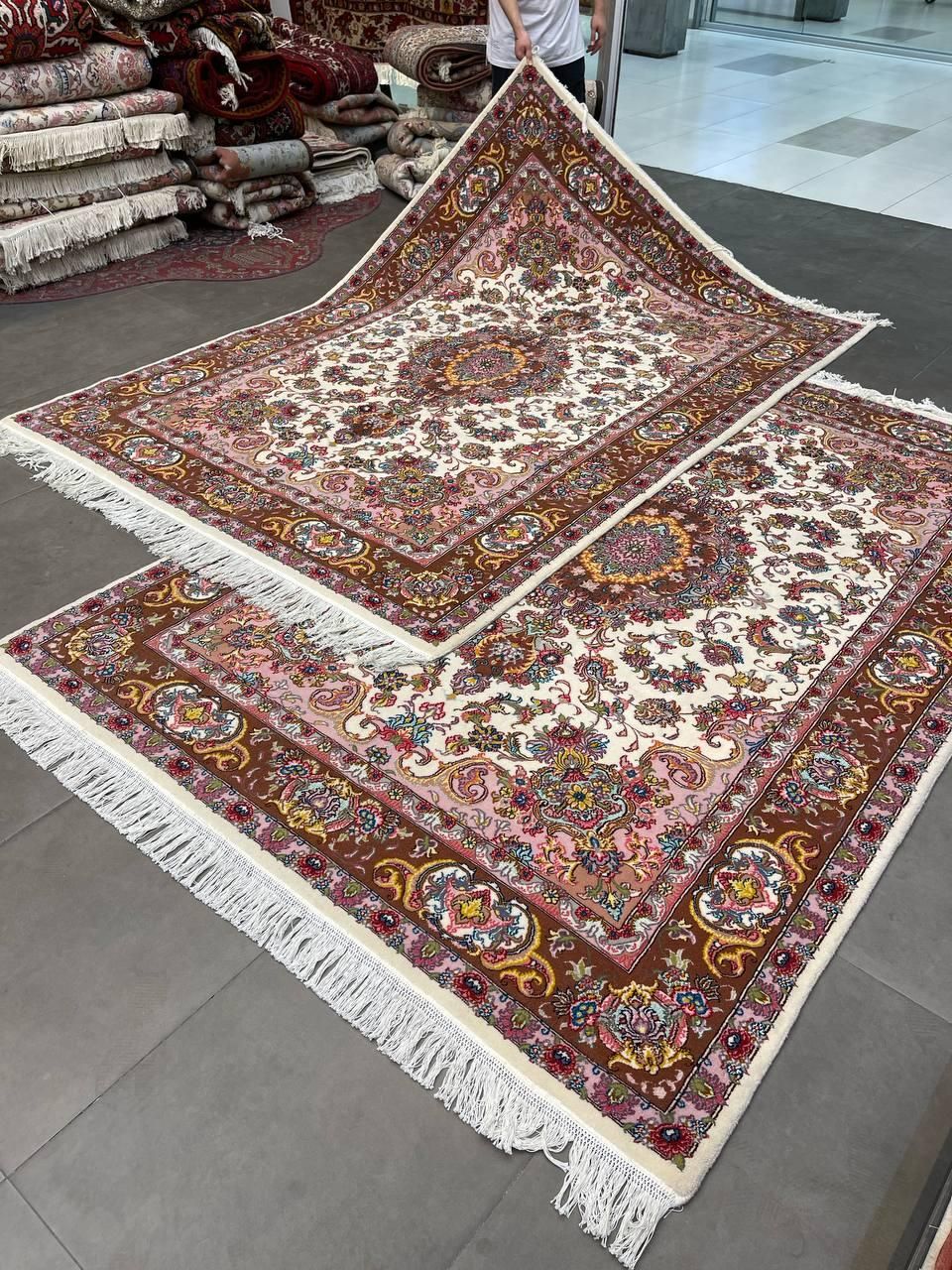 فرش دستباف خطیبی گل ابریشم رنگ پیازی اعلا|فرش|مشکین‌دشت, |دیوار