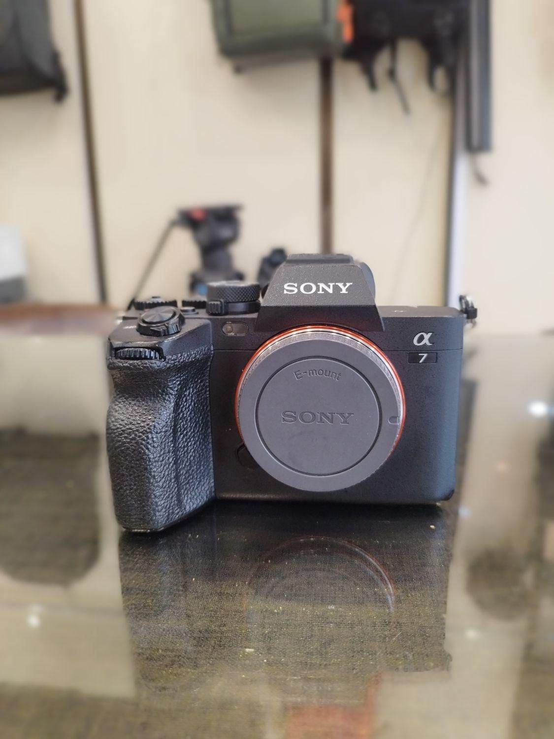 دوربین بدون آینه سونی به همراه شارژر Sonya7iv body|دوربین عکاسی و فیلم‌برداری|تهران, بازار|دیوار