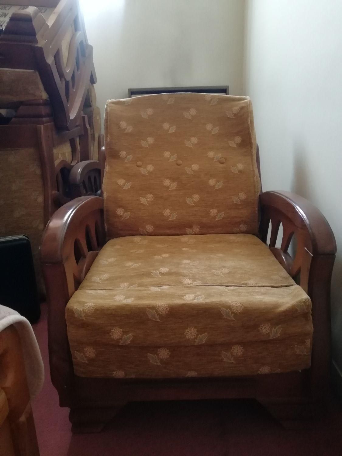 فروش مبل چهارنفره دسته چوبی ( چوب گردو) با میز وسط|مبلمان خانگی و میز عسلی|شیراز, بعثت|دیوار