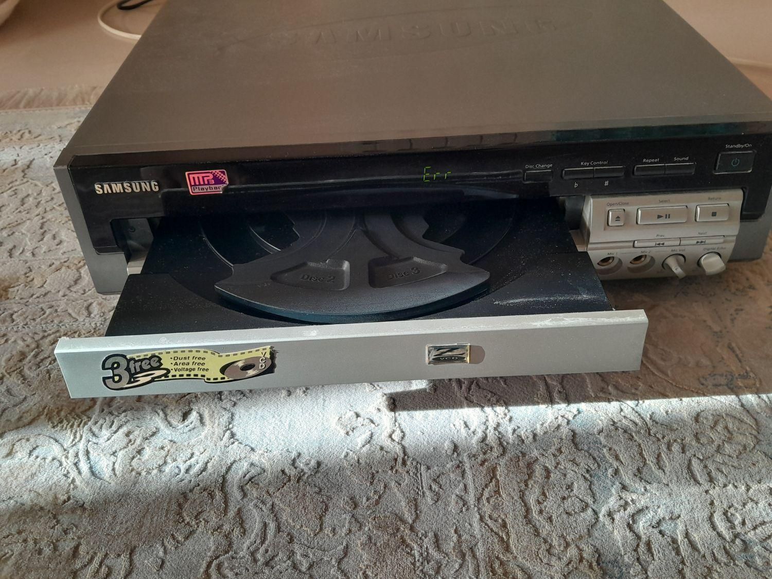 یک دستگاه سی دی خور ۳ دیسک مارک سامسونگ|پخش‌کننده DVD و ویدیو|شیراز, حر|دیوار