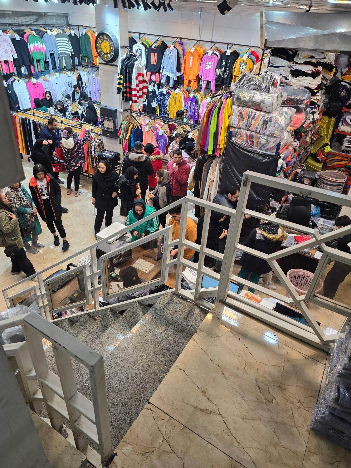 ب چند فروشنده حرفه ای|استخدام خدمات فروشگاه و رستوران|تهران, هاشم‌آباد|دیوار