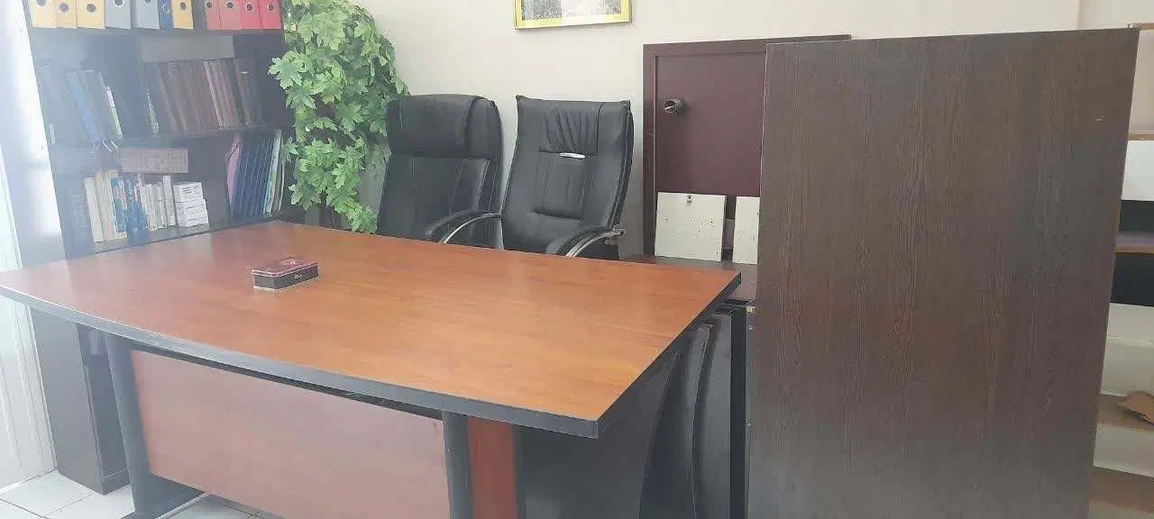 تعدادی میز اداری با قیمت مناسب|مبلمان اداری|تهران, فردوس|دیوار