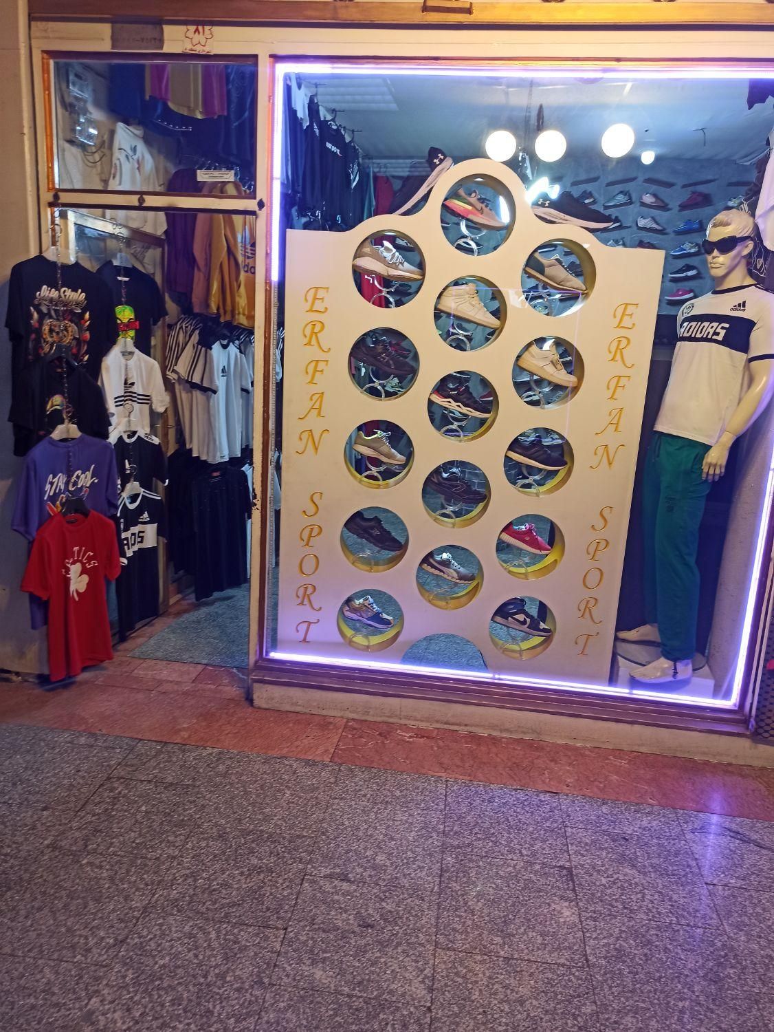 واگذاری مغازه با کلیه اجناس و تجهیزات|اجارهٔ مغازه و غرفه|تبریز, |دیوار