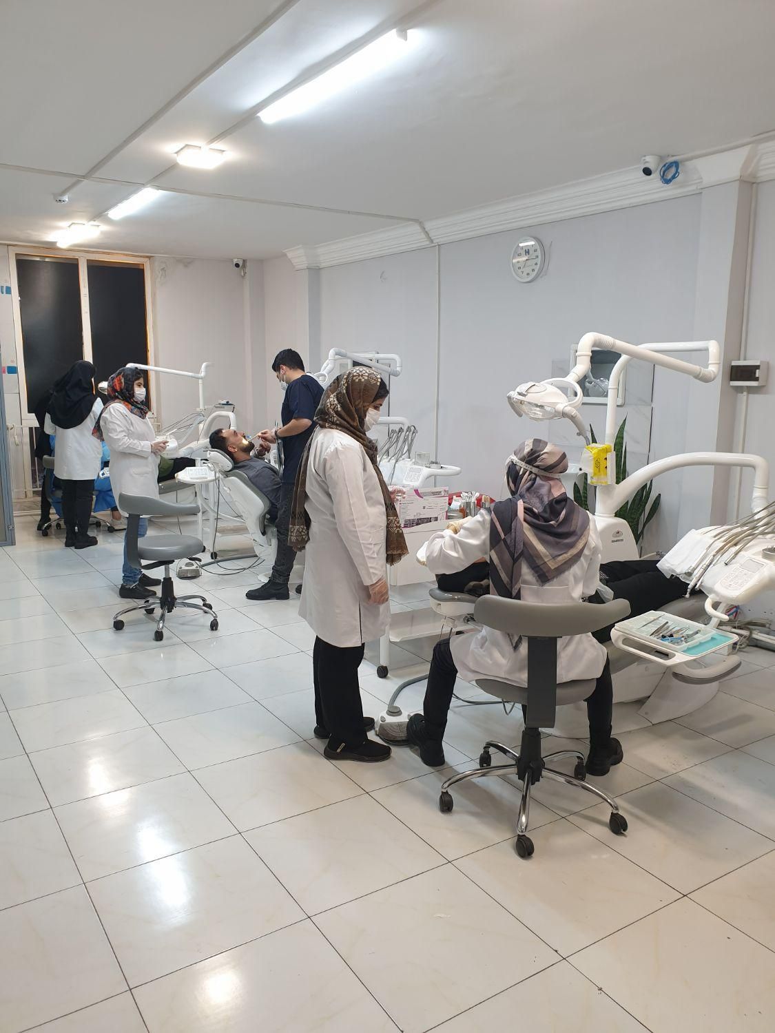 استخدام پذیرش و دستیار دندانپزشک و نیروی خدماتی|استخدام درمانی، زیبایی، بهداشتی|مشهد, چهارچشمه|دیوار