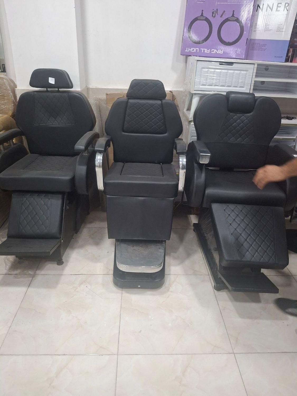 صندلی ارایشگاه مردانه|آرایشگاه و سالن‌های زیبایی|رشت, امین الضرب|دیوار