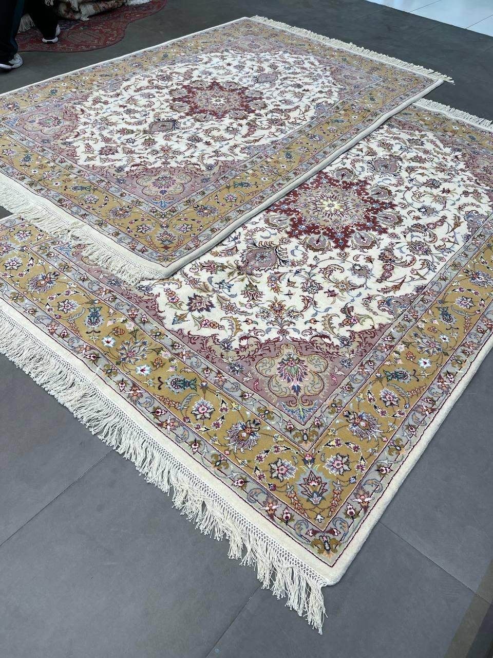 فرش دستباف گل ابریشم طرح تقی زاده ۱۷۵ تومن|فرش|مشکیندشت, |دیوار