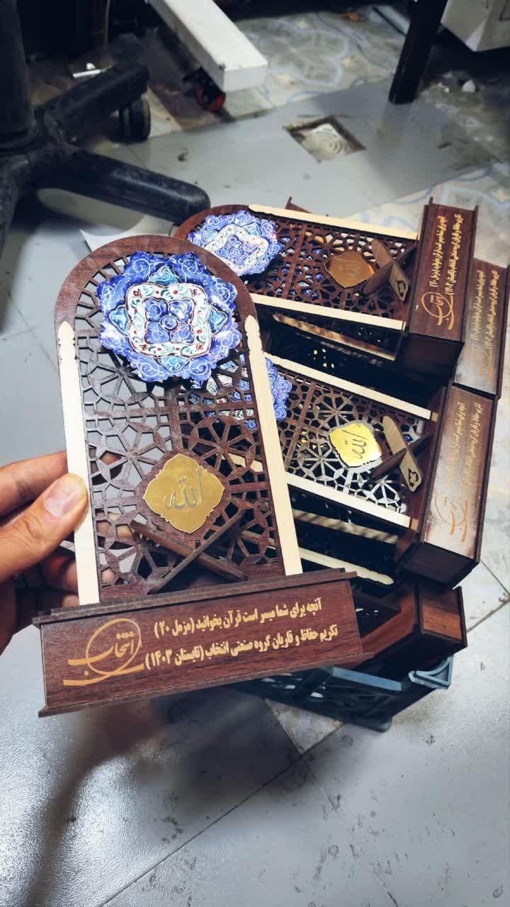 تندیس و لوح تقدیر با ظرف مینا کاری|مجسمه، تندیس، ماکت|مشهد, امام رضا (ع)|دیوار