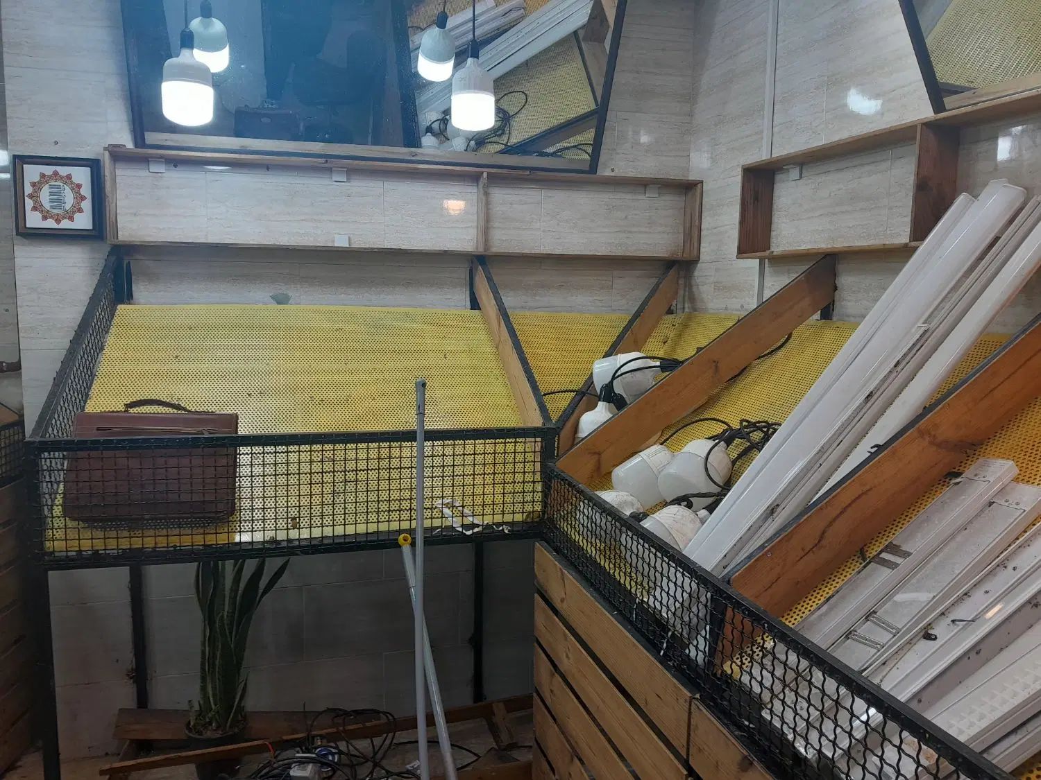 طبق های آهنی درب دار نما چوب نراد فروش فوری|فروشگاه و مغازه|رشت, گلباغ نماز|دیوار