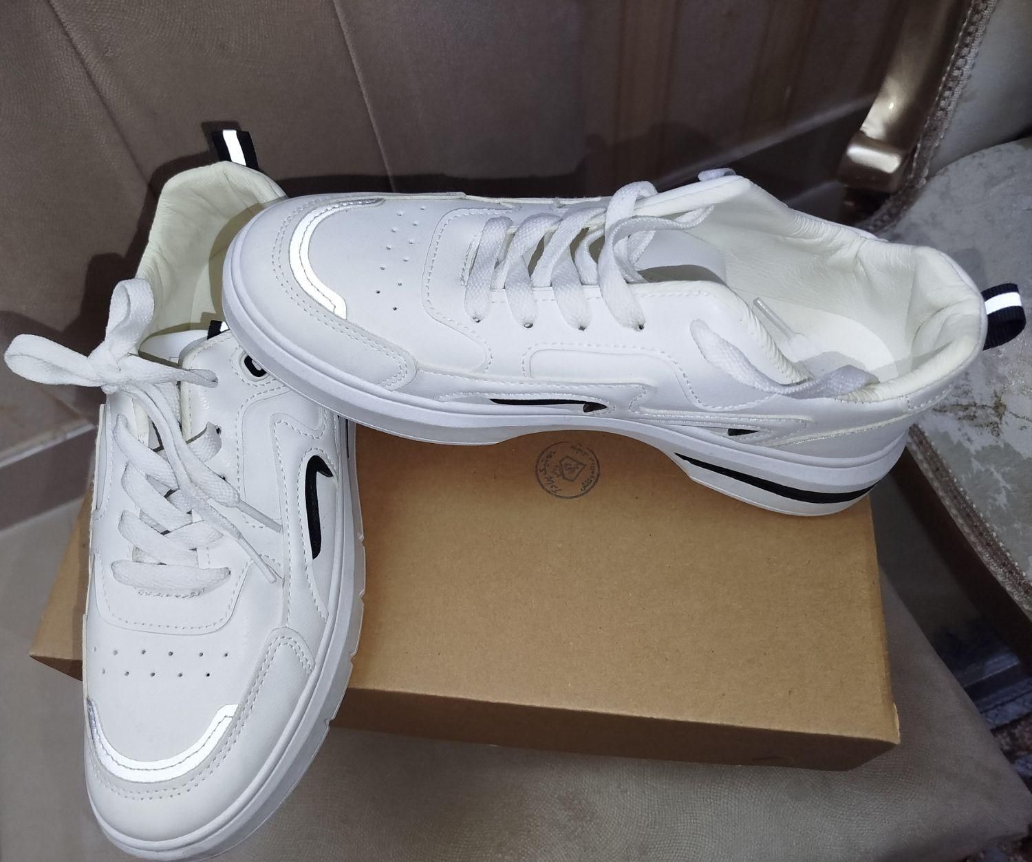 کفش کتونی|کیف، کفش، کمربند|خوی, |دیوار