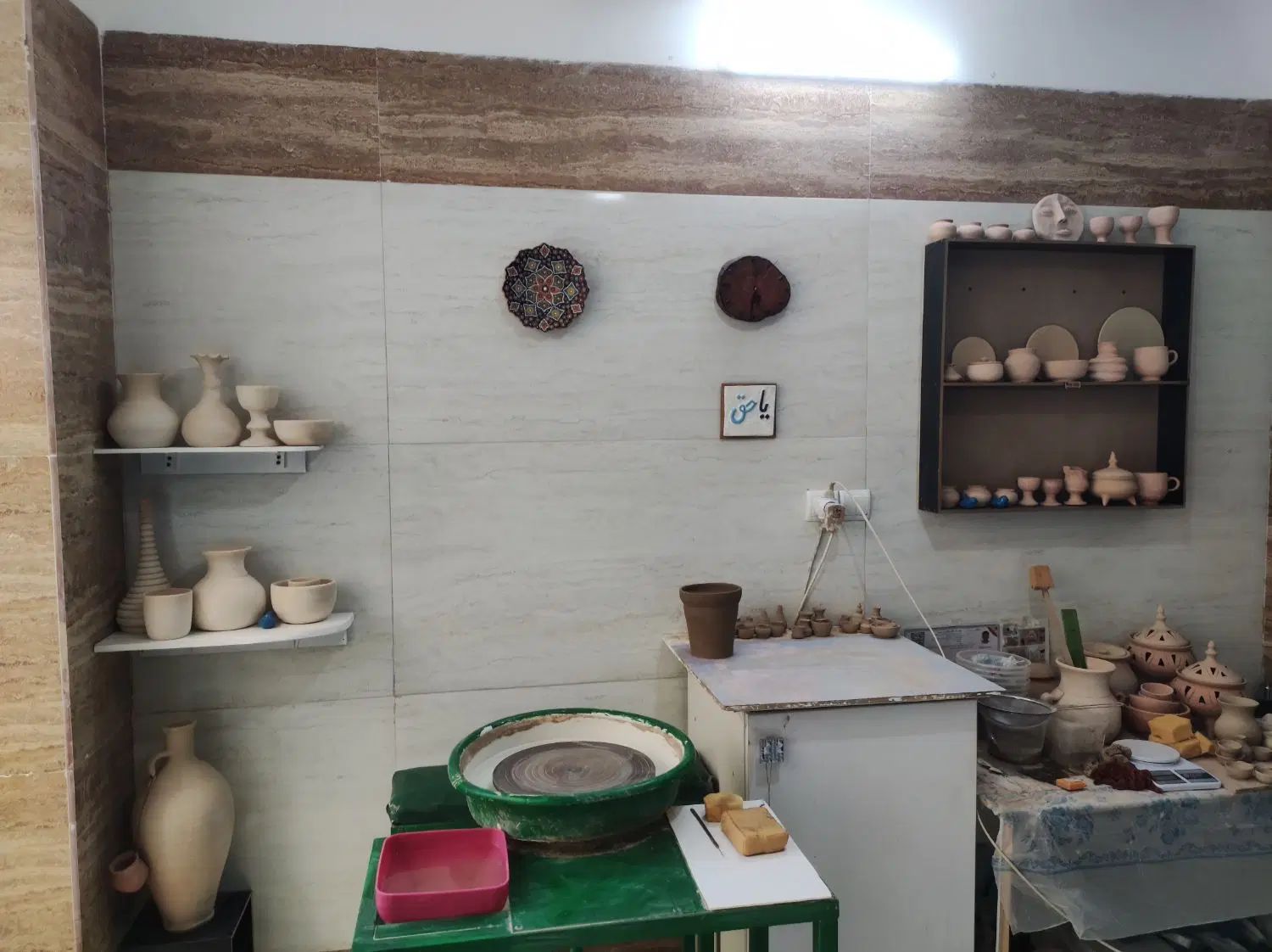 آموزش سفالگری با چرخ، سفال دستی، حجم و مجسمه سازی|خدمات آموزشی|قم, انسجام|دیوار