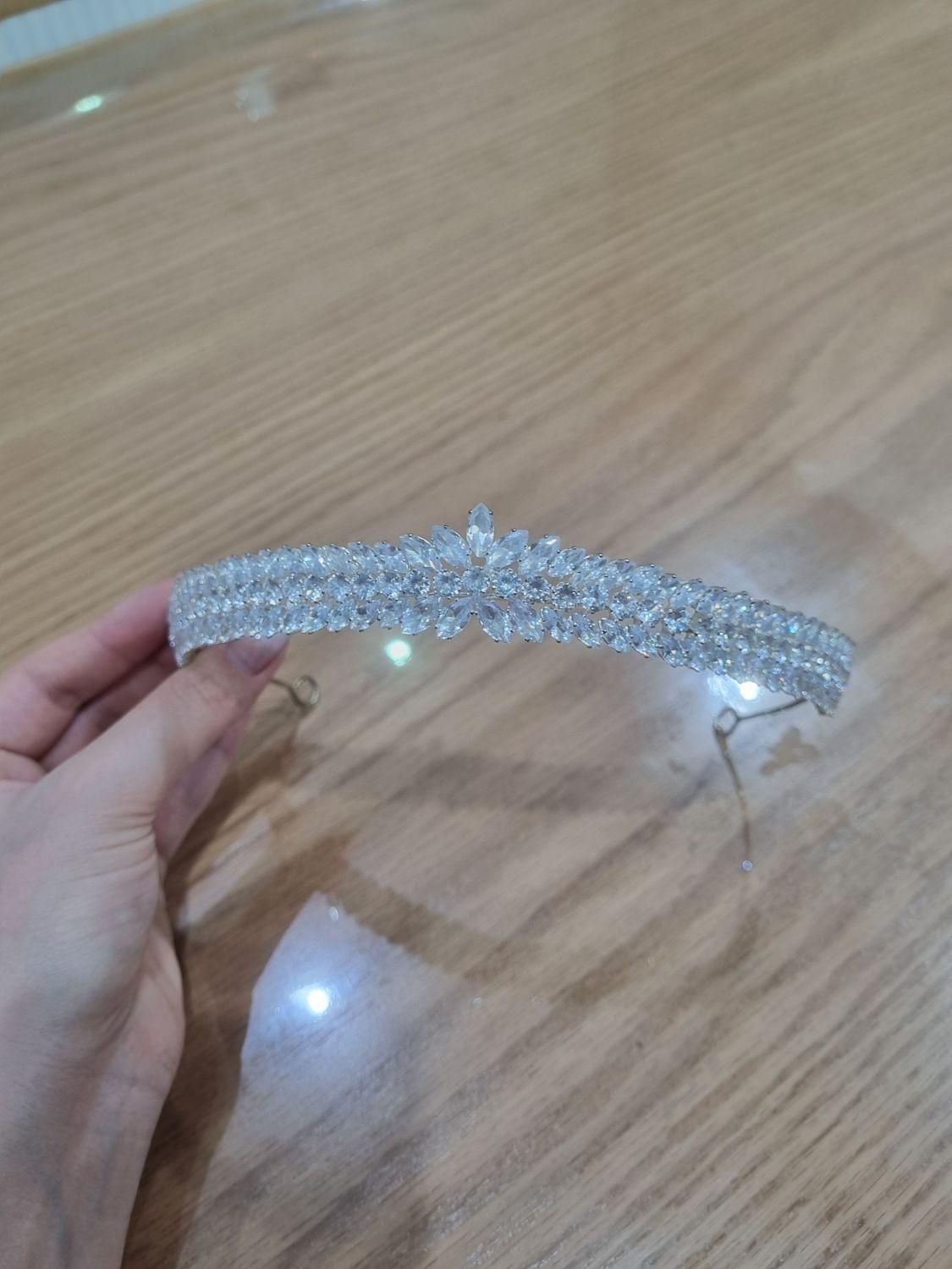 کت عروس، تاج عروس و تور.|لباس|فردیس, منظریه|دیوار