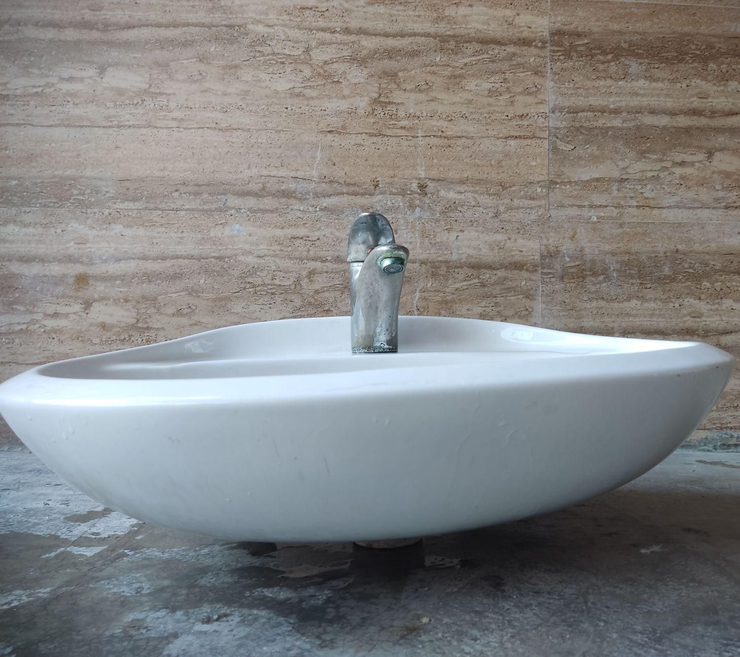 روشویی سرامیکی سالم به همراه شیرآلات|لوازم سرویس بهداشتی|چالوس, |دیوار