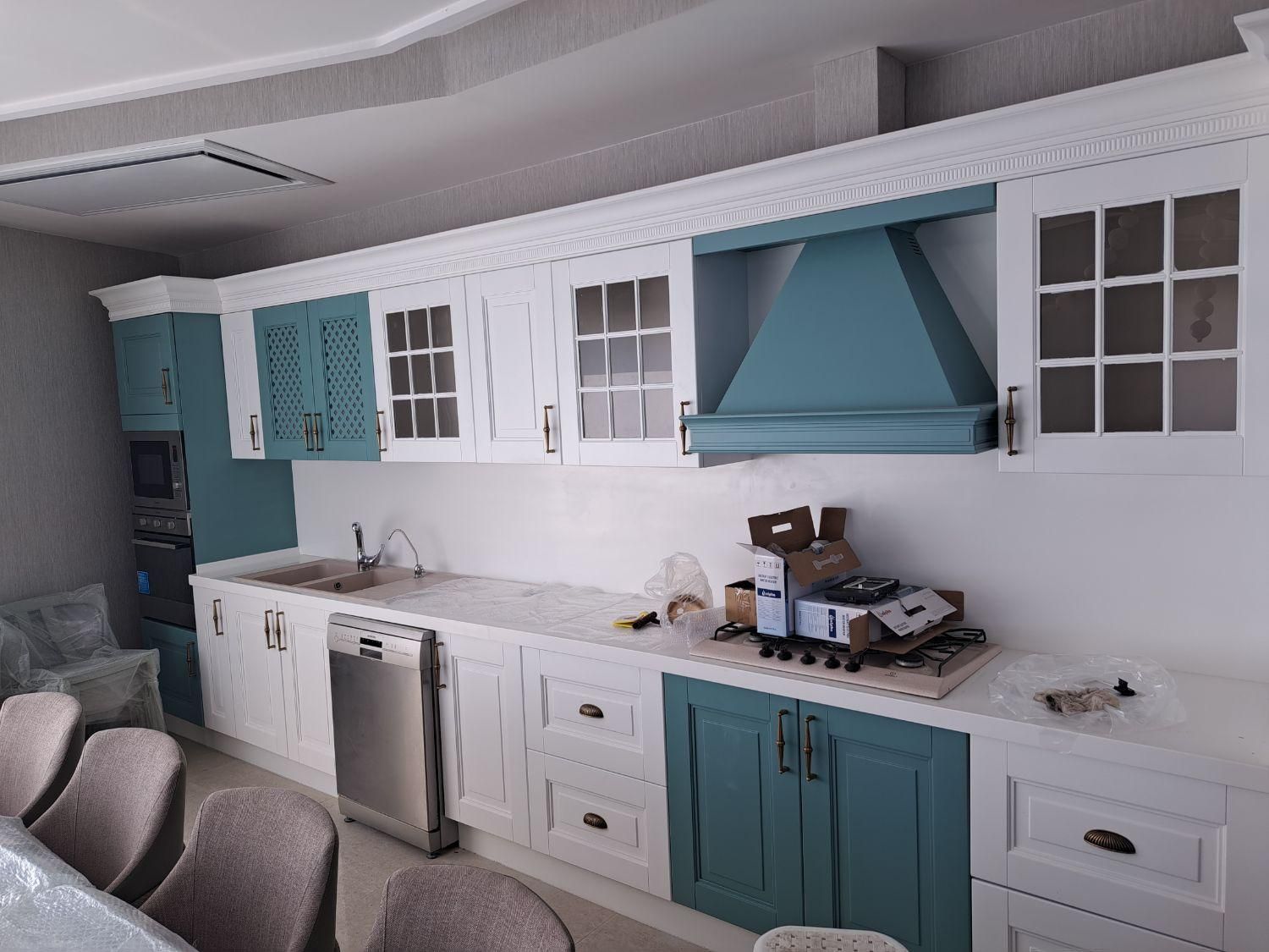 رنگ چوب پلی اورتان پلیستر کاریناکیش|خدمات پیشه و مهارت|کیش, |دیوار