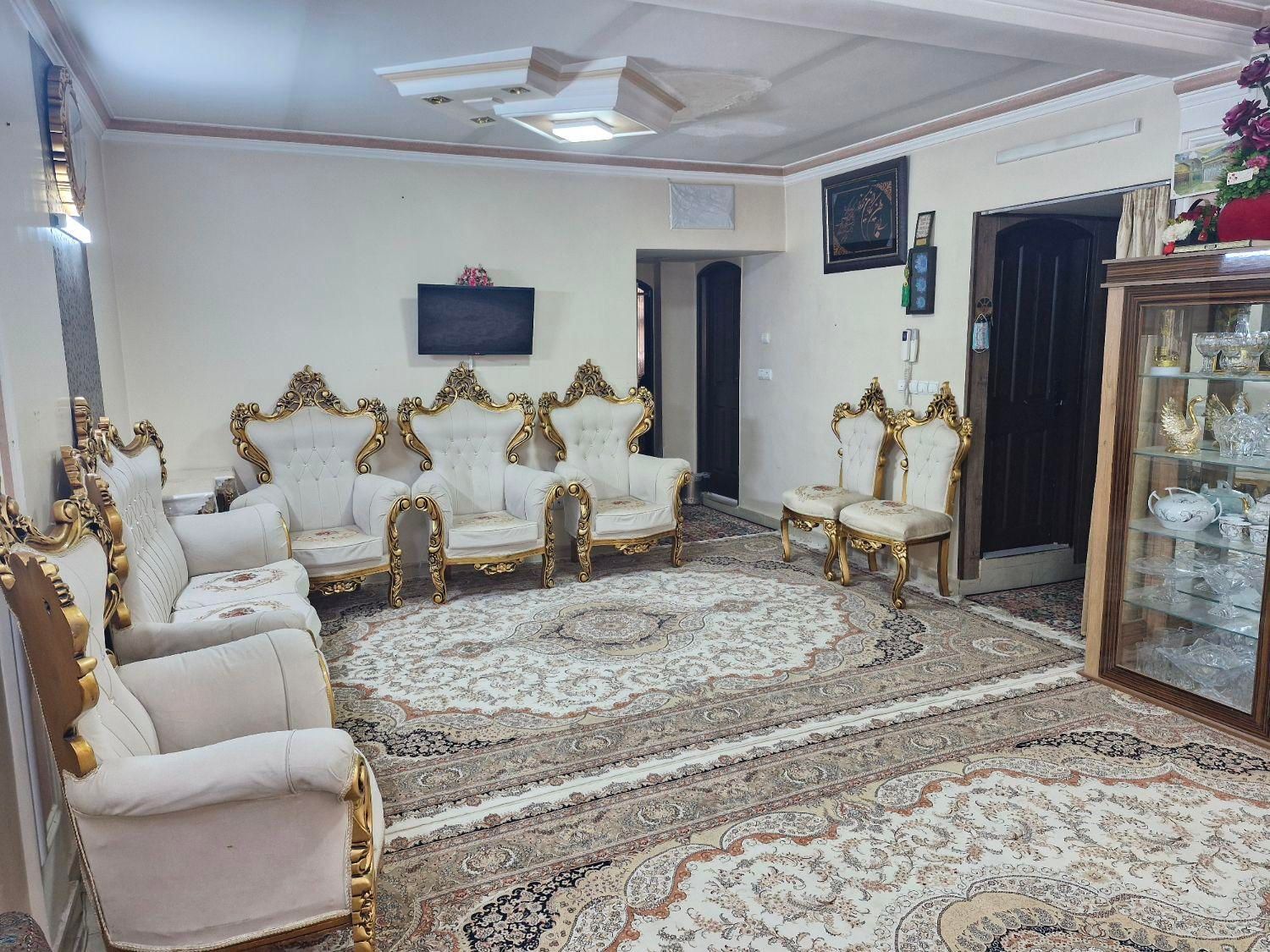 مبل سلطنتی 9 نفره به همراه سه عدد میز چوبی|مبلمان خانگی و میز عسلی|مشهد, حسین‌آباد|دیوار