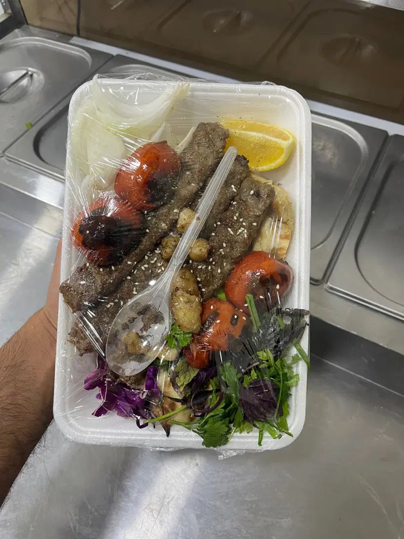نیازمند اشپز و کمک اشپز برای رستوران دهبکری|استخدام خدمات فروشگاه و رستوران|کرمان, |دیوار