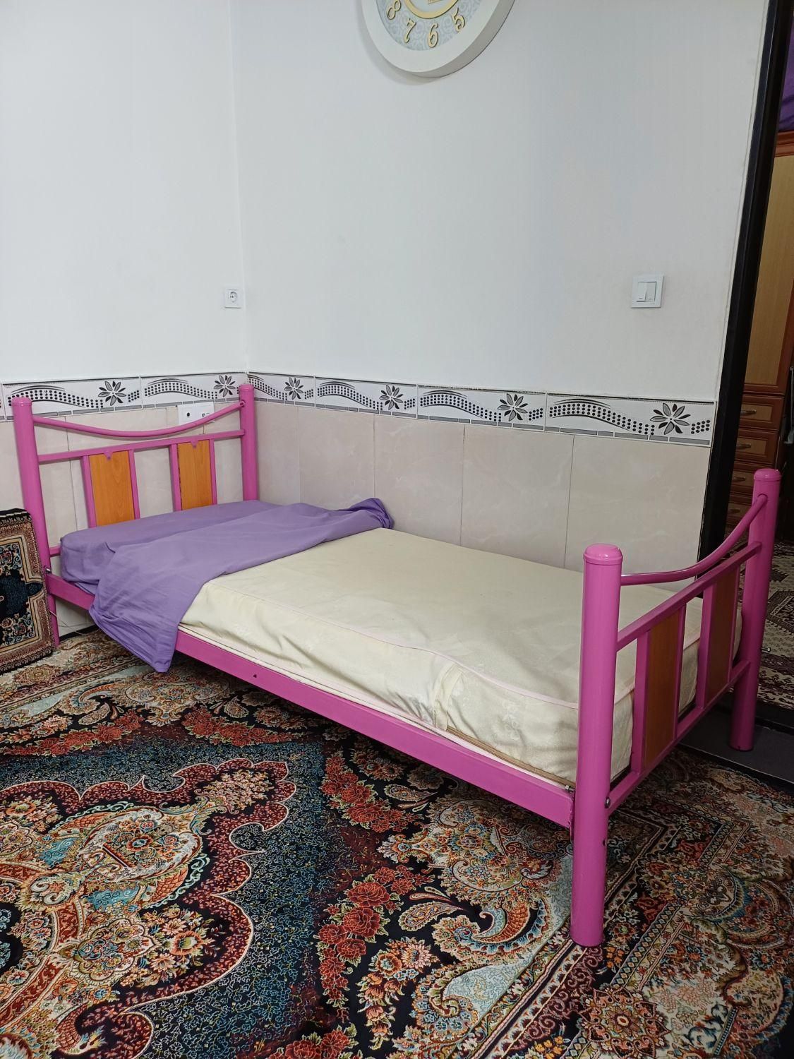 تخت|تشک تختخواب|محمدشهر, کوی بهار|دیوار