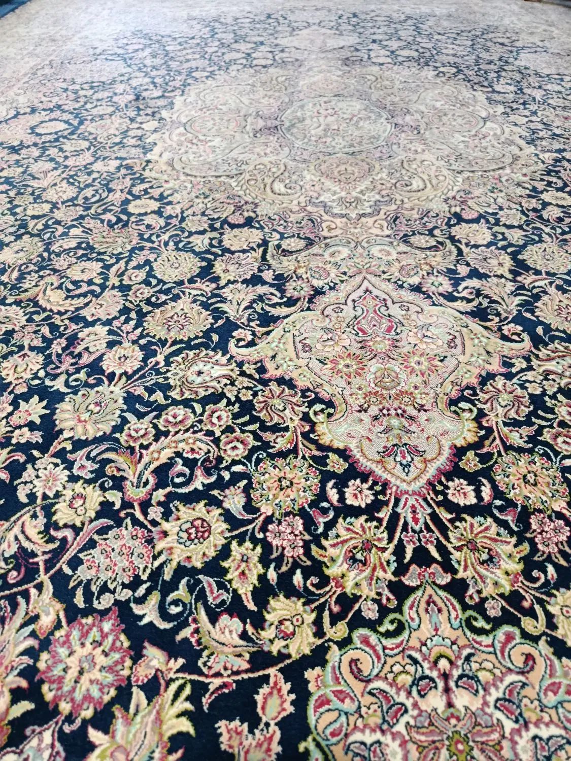دو عدد فرش ماشینی ۱۲۰۰ شانه در حد نو بسیار تمیز|فرش|مراغه, |دیوار