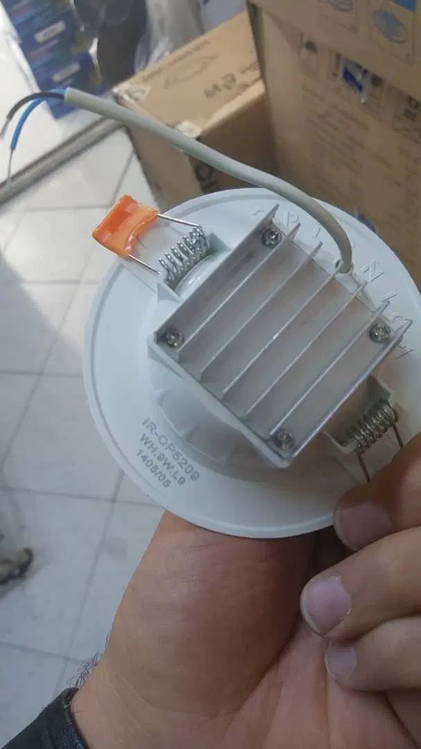 لامپ هالوژن ۹وات SMD هیت سینک دار اپتونیکا|لامپ و چراغ|اهواز, پردیس|دیوار