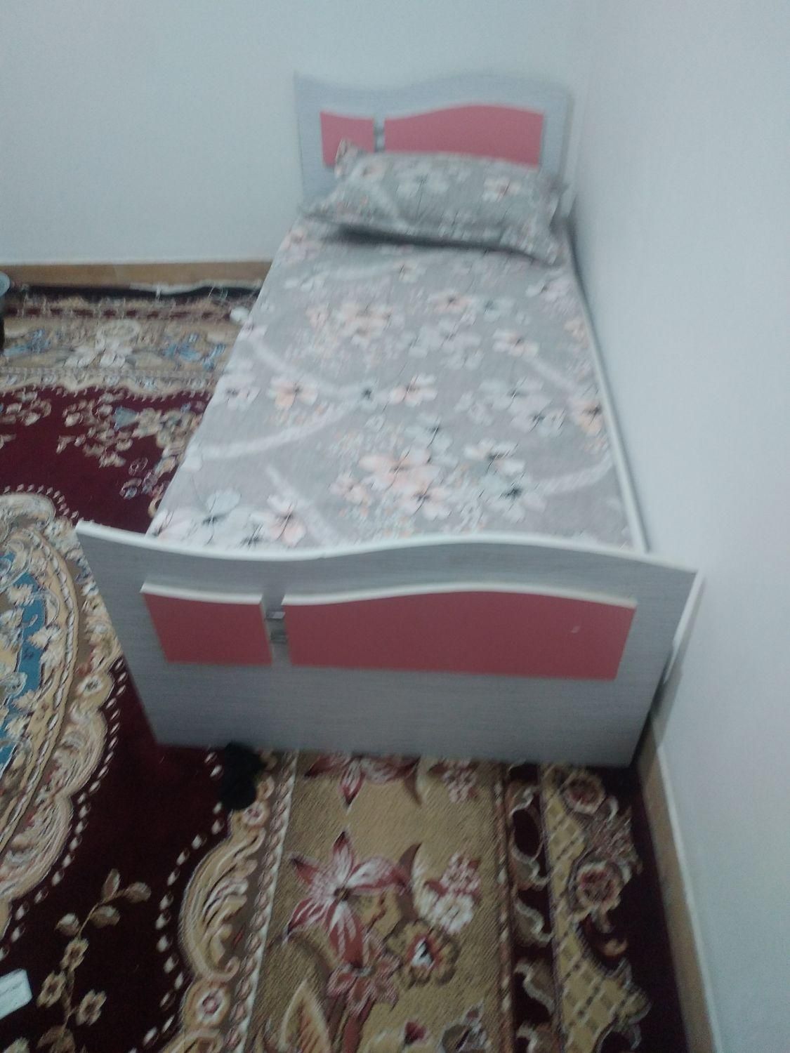 با سلام یک تخت نوجوان به فروش می‌رسد فقط کفی ندارد|تشک تختخواب|مشهد, شهرک شهید باهنر|دیوار