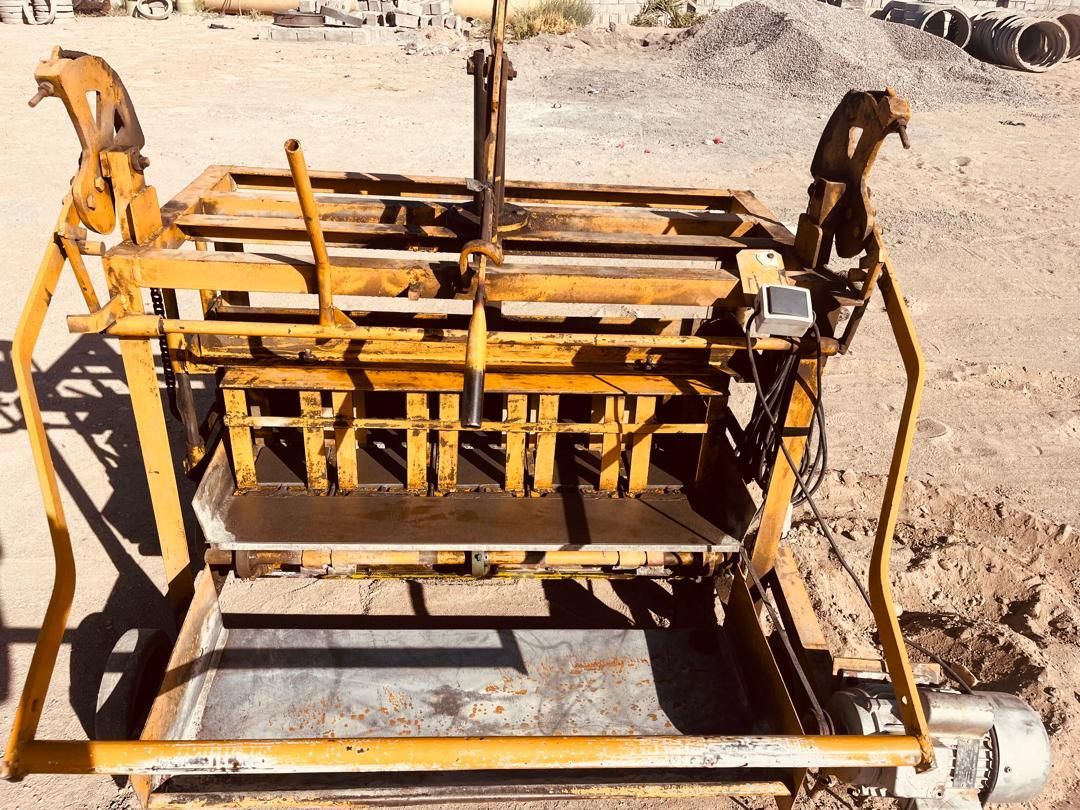 فروش ۲عدد دستگاه بلوک دستی با ویبره برقی|مصالح و تجهیزات ساختمان|سیرجان, |دیوار