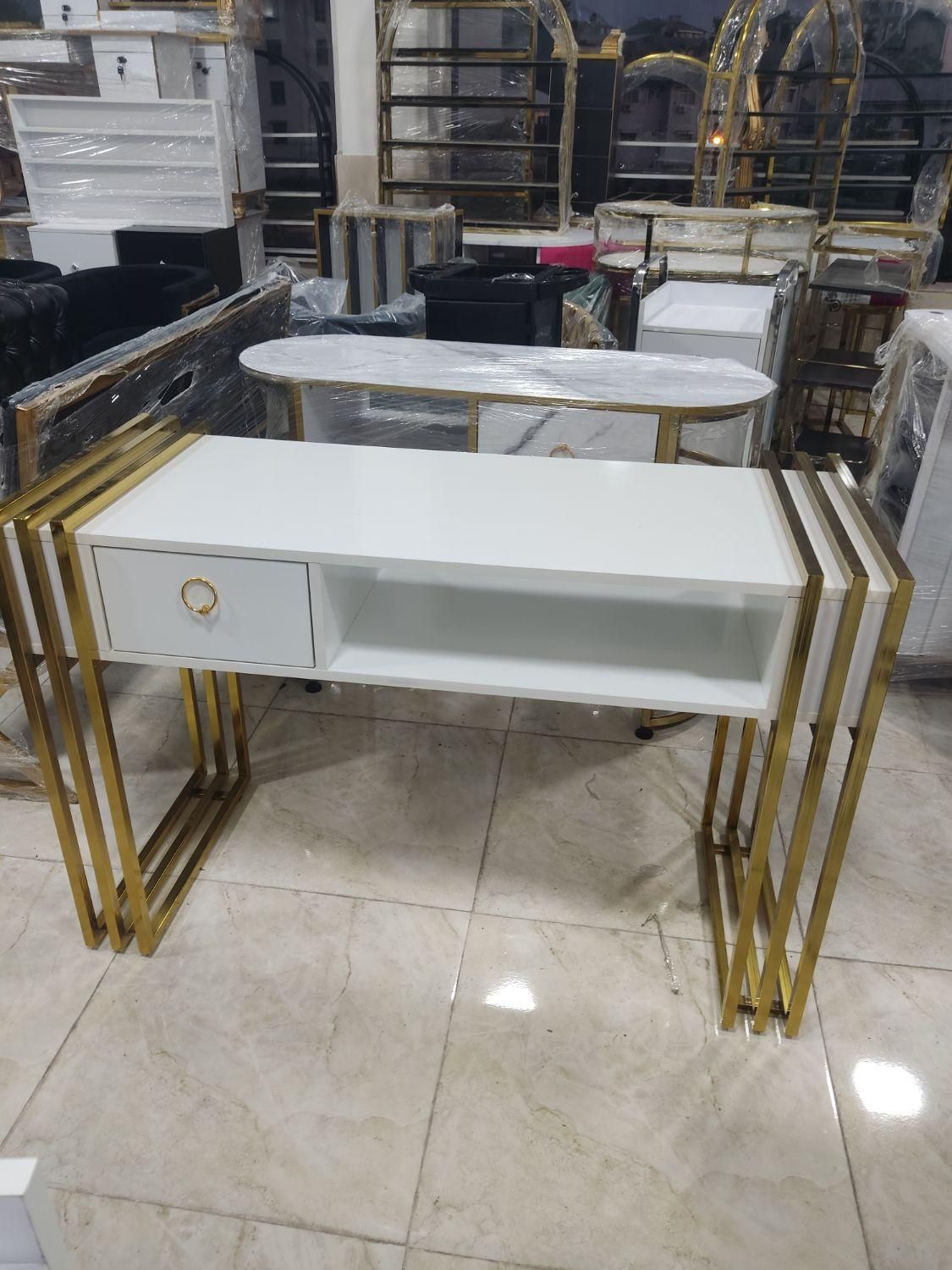 میز کاشت ناخن|آرایشگاه و سالنهای زیبایی|رشت, امین الضرب|دیوار