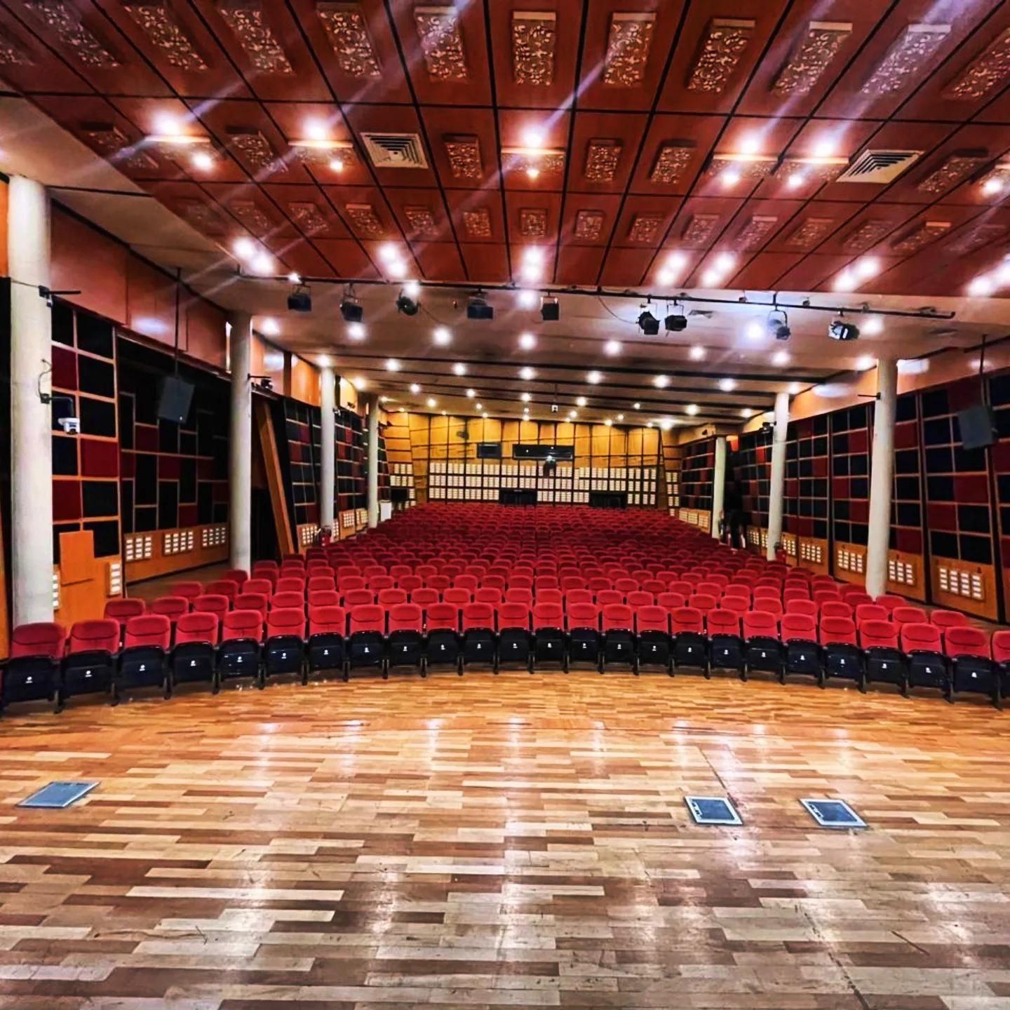 اجاره سالن همایش ۴۰۰ نفره در زعفرانیه|اجارهٔ کوتاهمدت دفتر کار و فضای آموزشی|تهران, زعفرانیه|دیوار