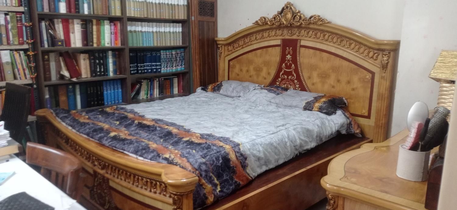 تخت سلطنتی ایتالیایی + میز کنسول و آینه+ دو پاتختی|تخت و سرویس خواب|تهران, نصرت|دیوار