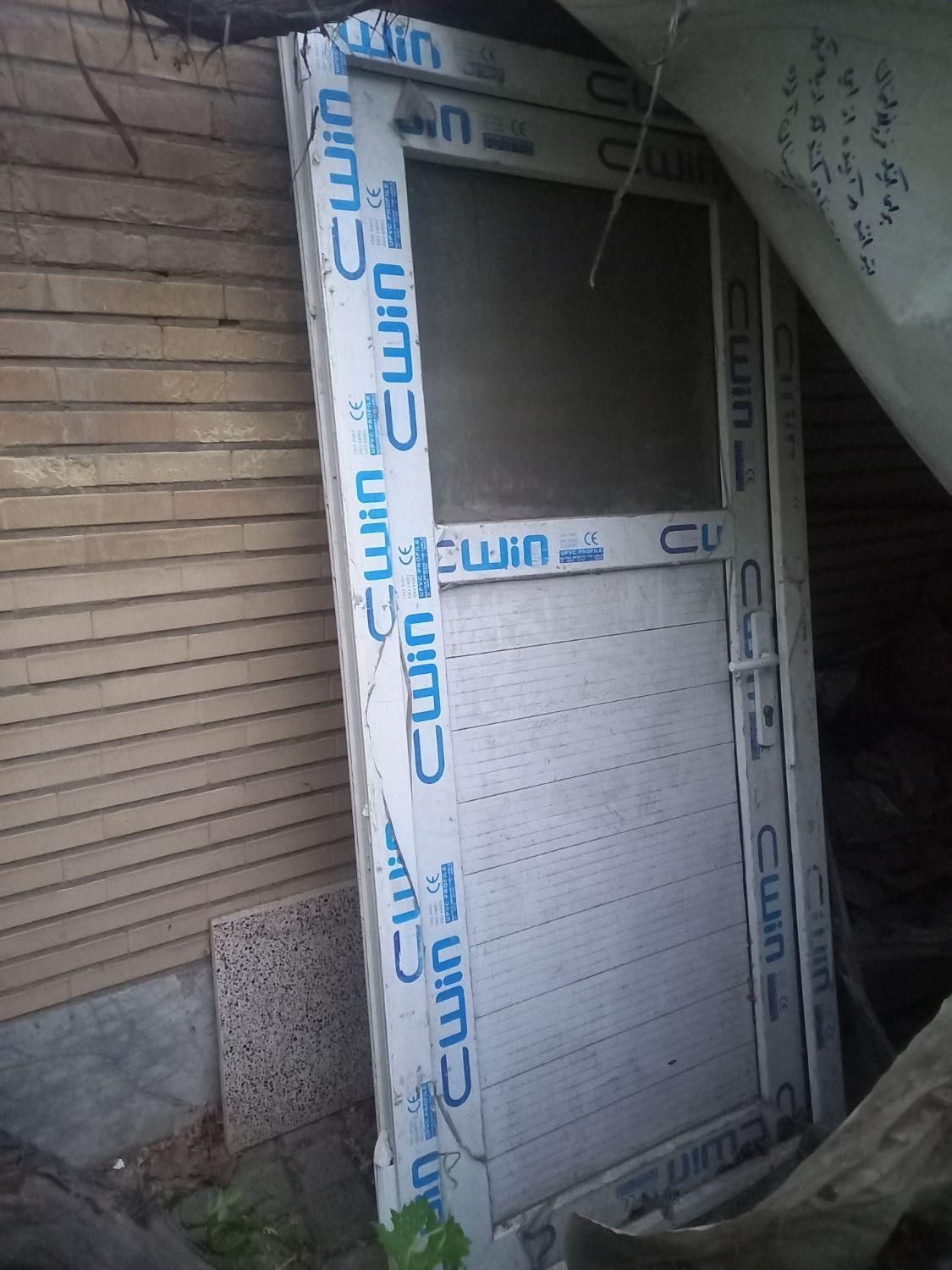درب PVC رنگ سفید سالم همراه قفل|مصالح و تجهیزات ساختمان|کرج, شهرک ظفر|دیوار