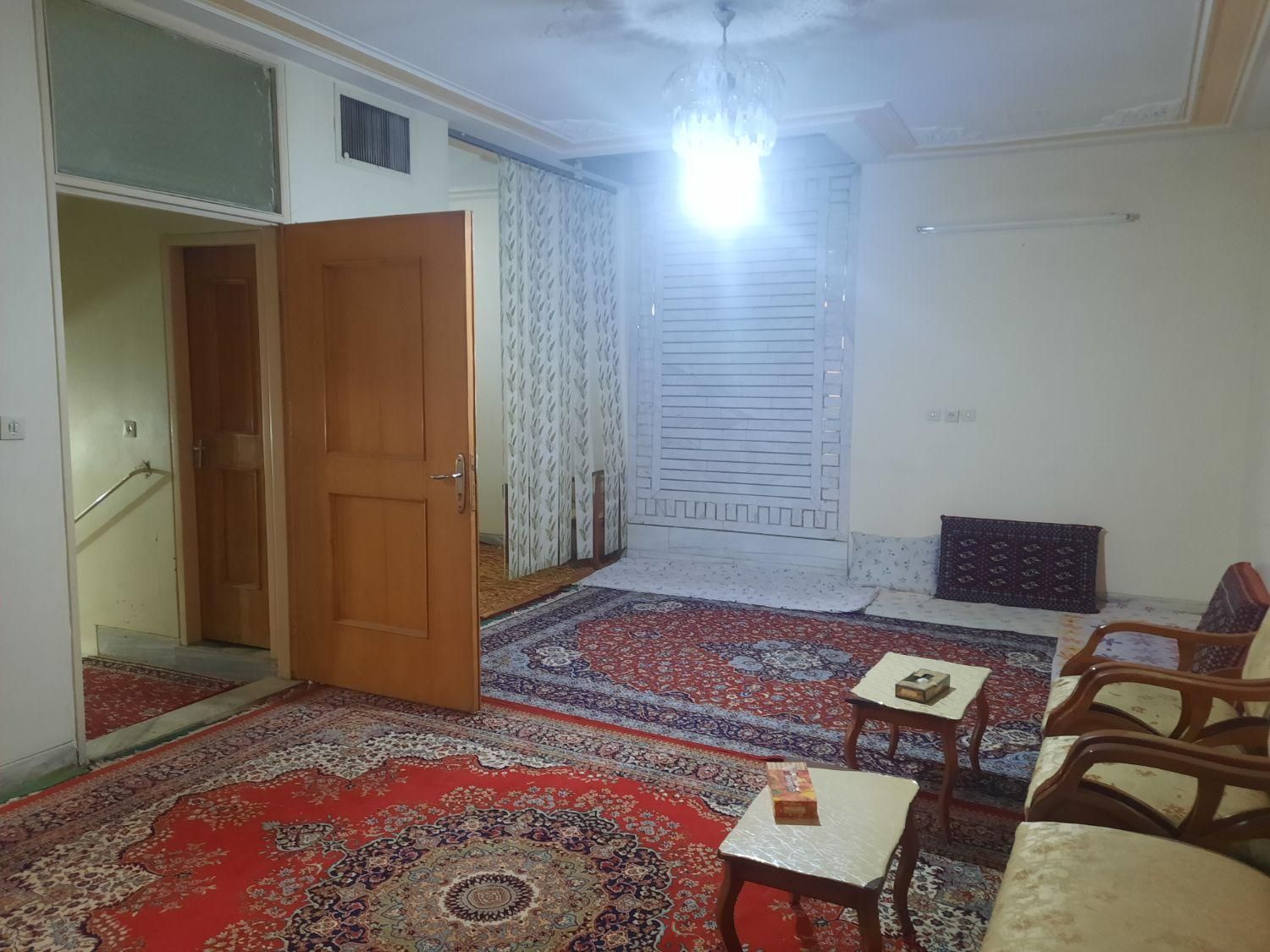 ویلایی دو طبقه پلاک سوم خیابان گلستان/زیر قیمت|فروش خانه و ویلا|اصفهان, برازنده|دیوار