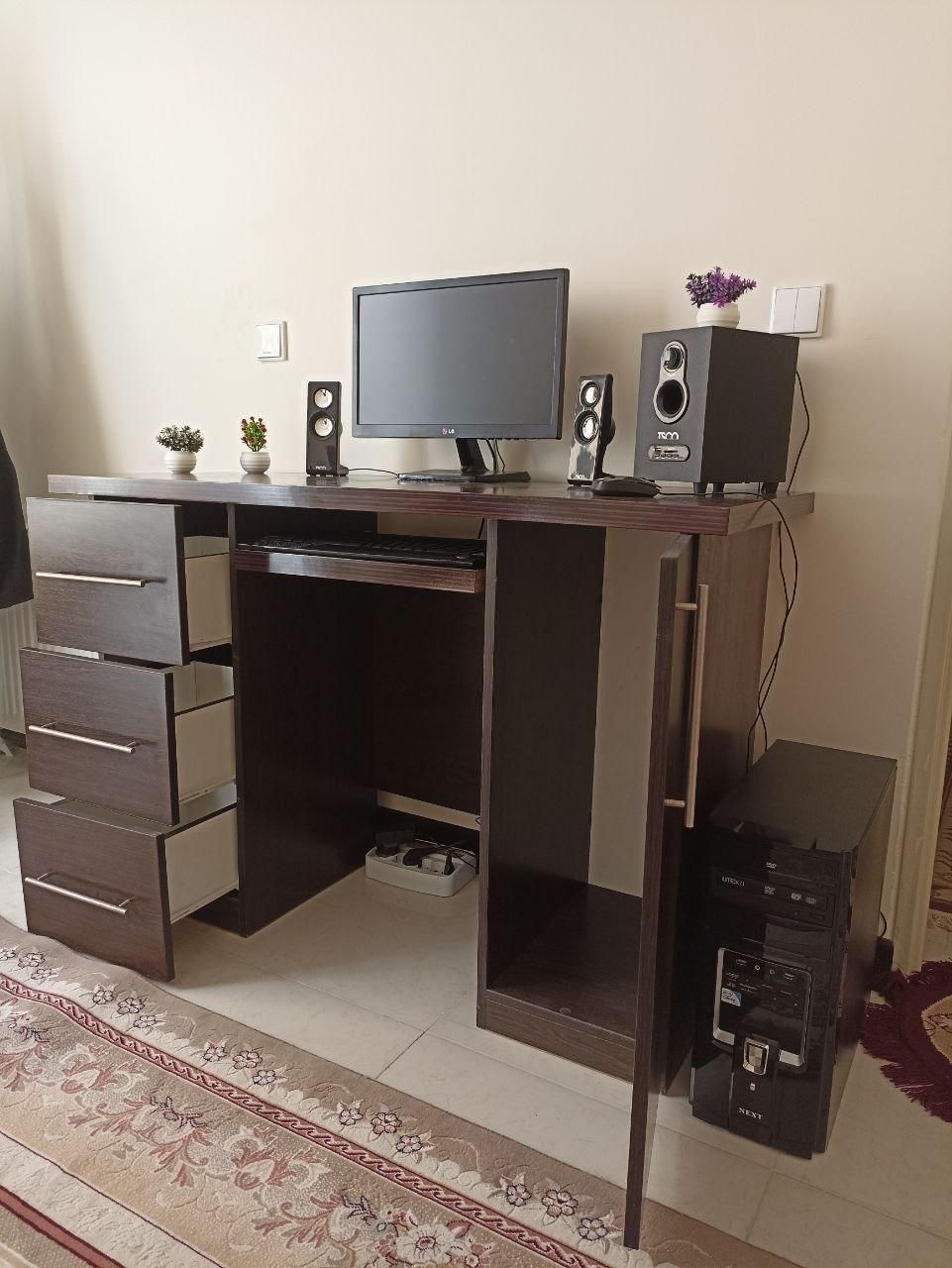 میز کامپیوتر/میز تحریر/جادار/چوبی/دارای کمد و کشو|میز تحریر و کامپیوتر|تهران, شمیران‌نو|دیوار