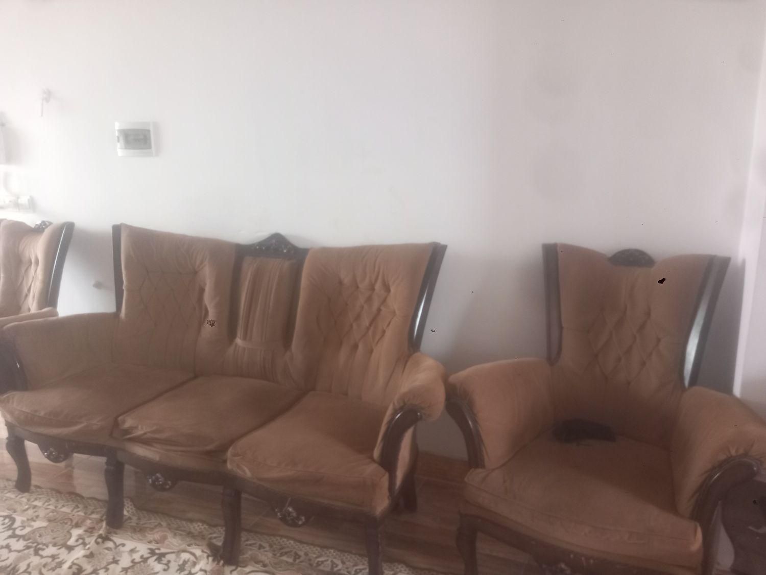 میل ۹ نفر همراه با میز وسط ودوعدد میز عسلی|مبلمان خانگی و میز عسلی|اصفهان, امیرعرب|دیوار