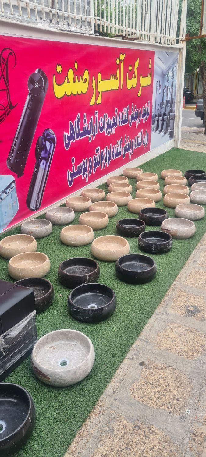 سنگ پدیکور سرشور آینه پاف صندلی میزکاشت تخت|آرایشگاه و سالن‌های زیبایی|شیراز, سینما سعدی|دیوار