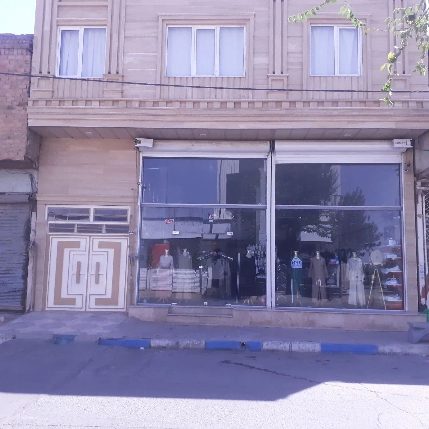 اجاره مغازه  ۲۰۰متری کف و دیوار تا سقف سرامیک زده|اجارهٔ مغازه و غرفه|تاکستان, |دیوار