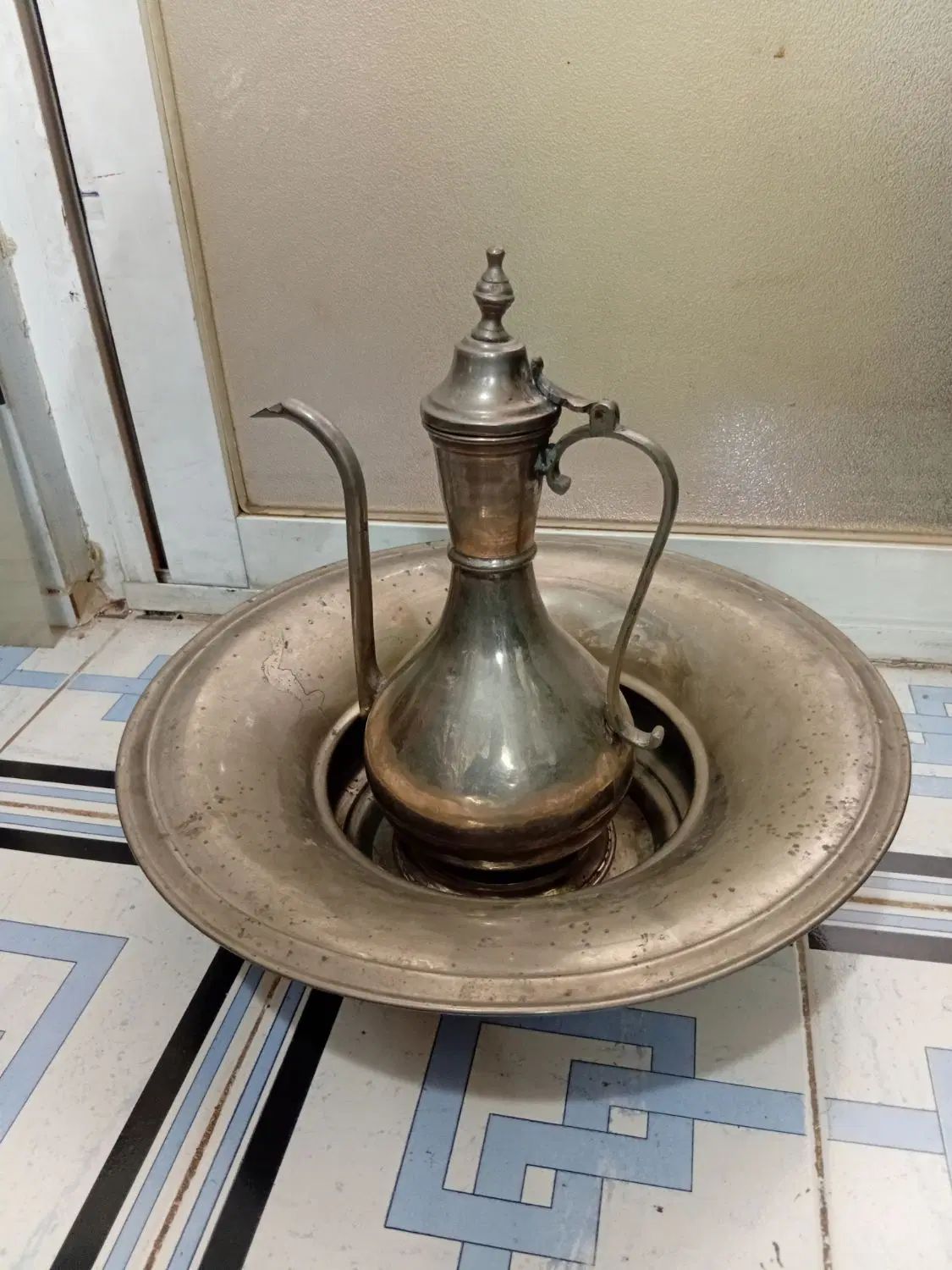 آفتابه لگن برنجی مهردار قدیمی عتیقه لعاب دار|صنایع دستی و سایر لوازم تزئینی|اصفهان, شیخ اشراق|دیوار