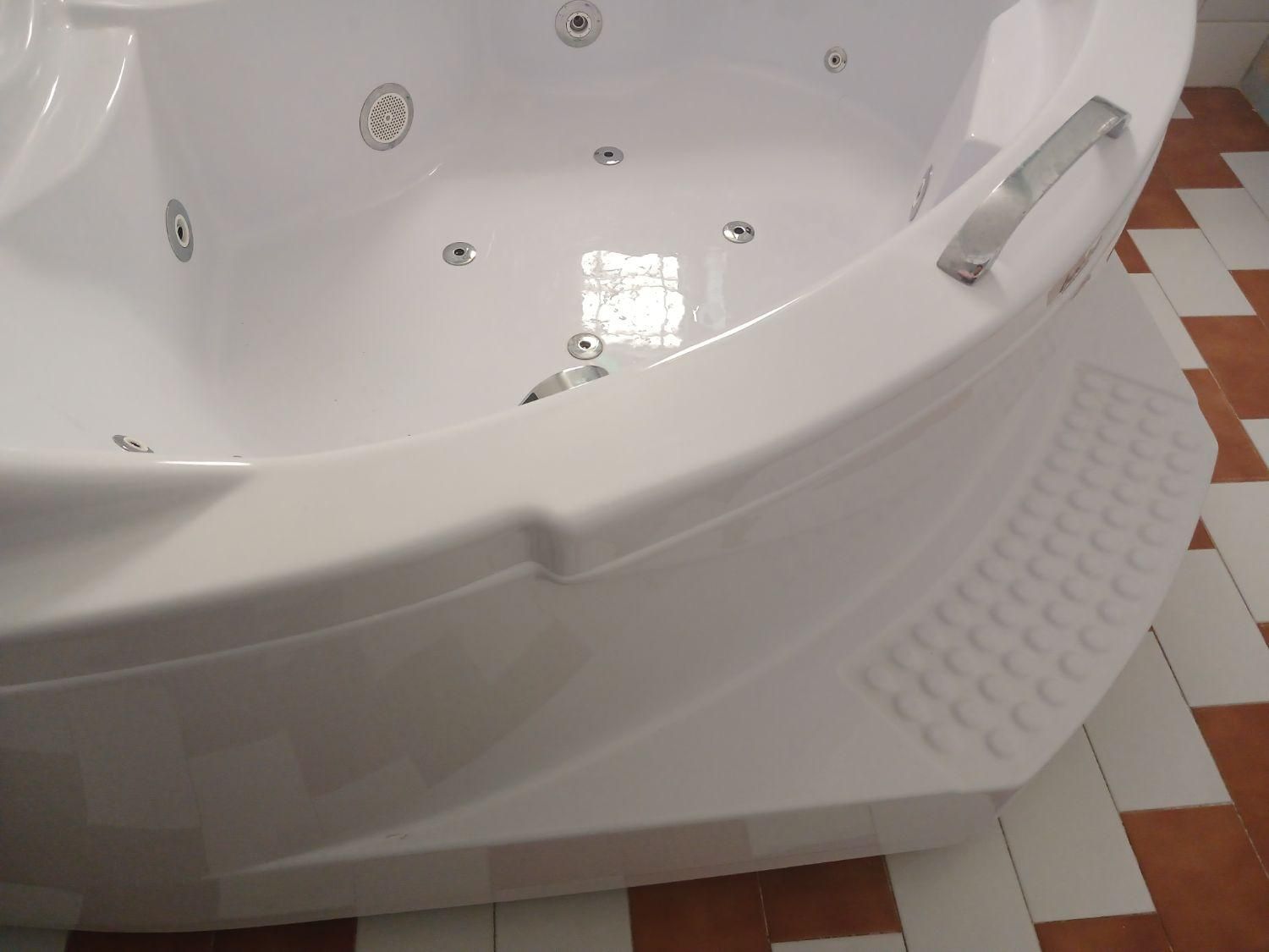 جکوزی برند باداب مثلثی|لوازم حمام|یزد, |دیوار