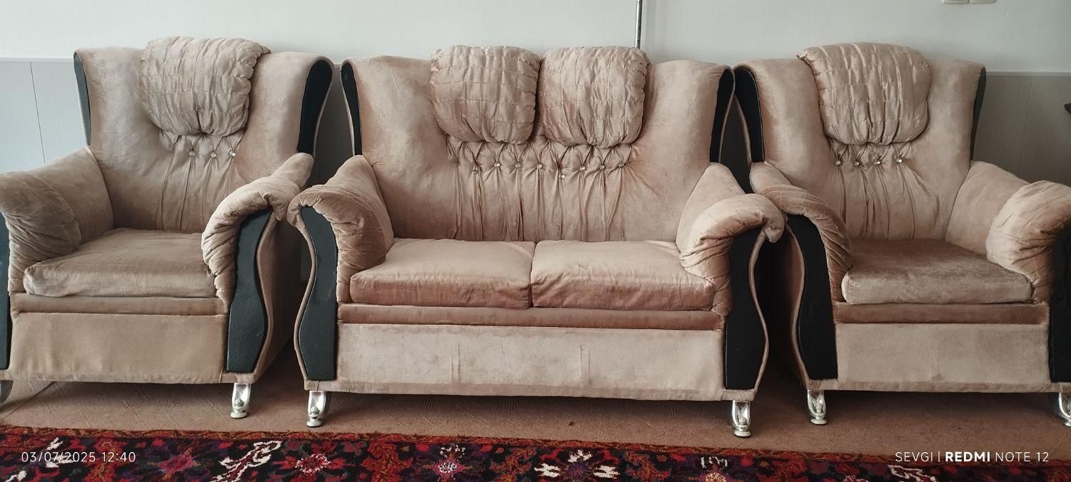 مبل بسیار راحتی خانگی|مبلمان خانگی و میز عسلی|گوگان, |دیوار