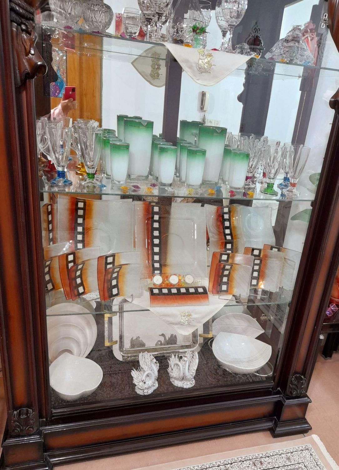 ویترین کاملا سالم وبزرگ جنس چوب وقابل رنگ|بوفه، ویترین، کنسول|اصفهان, ملک‌شهر|دیوار