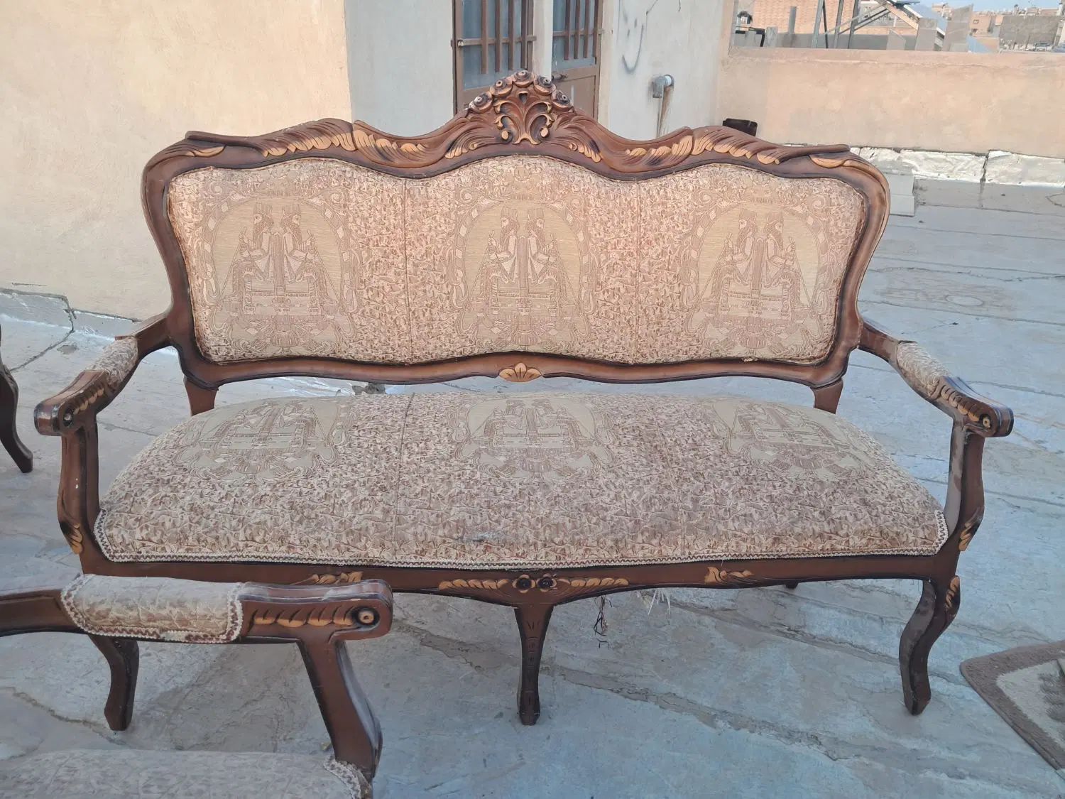 مبل ۹ نفره چوب سالم ومحکم ومیزآینه وآینه وتخت|مبلمان خانگی و میز عسلی|اصفهان, بهارستان|دیوار