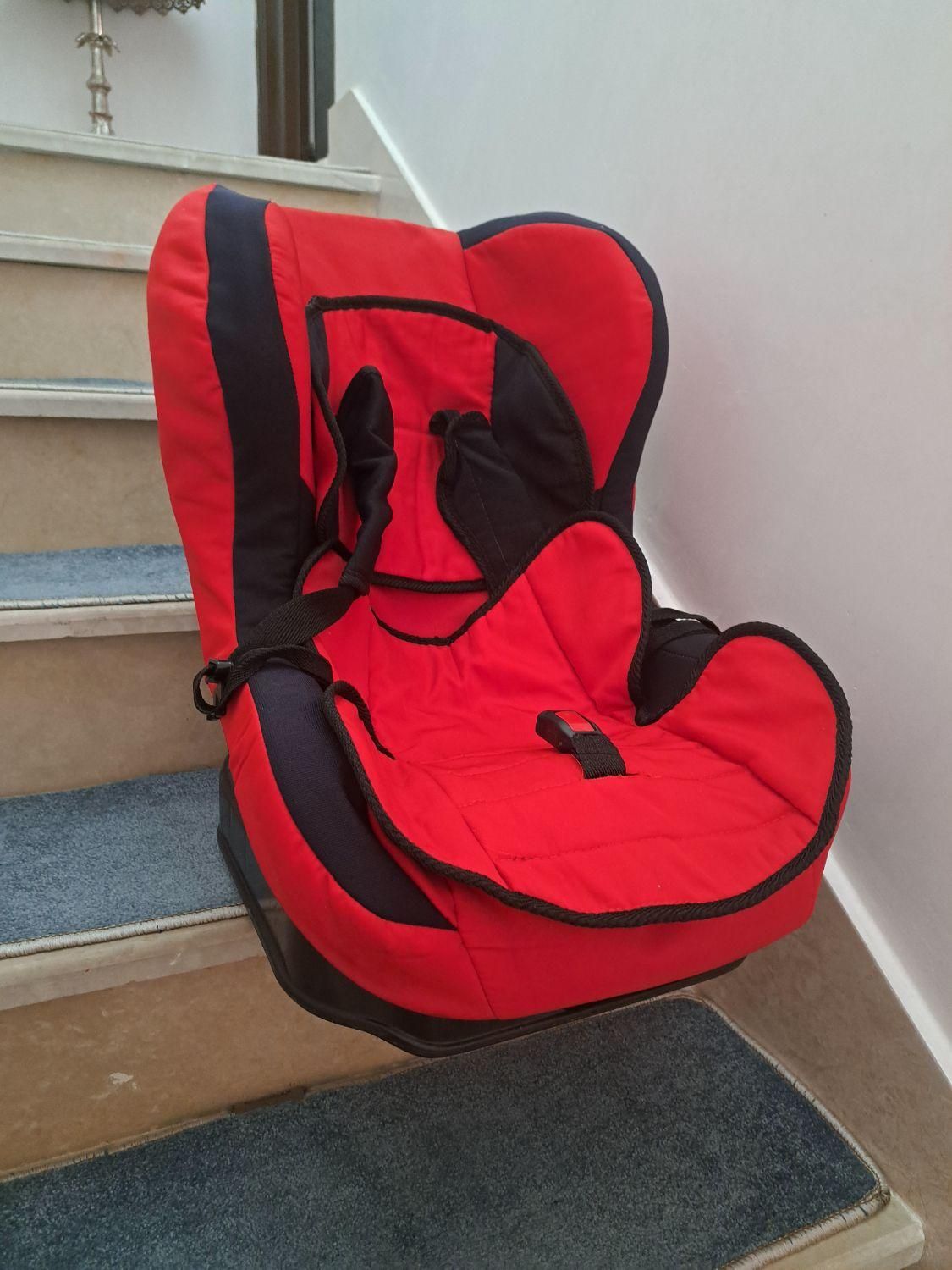 صندلی ماشین کودک.صحنه|کالسکه و لوازم جانبی|صحنه, |دیوار