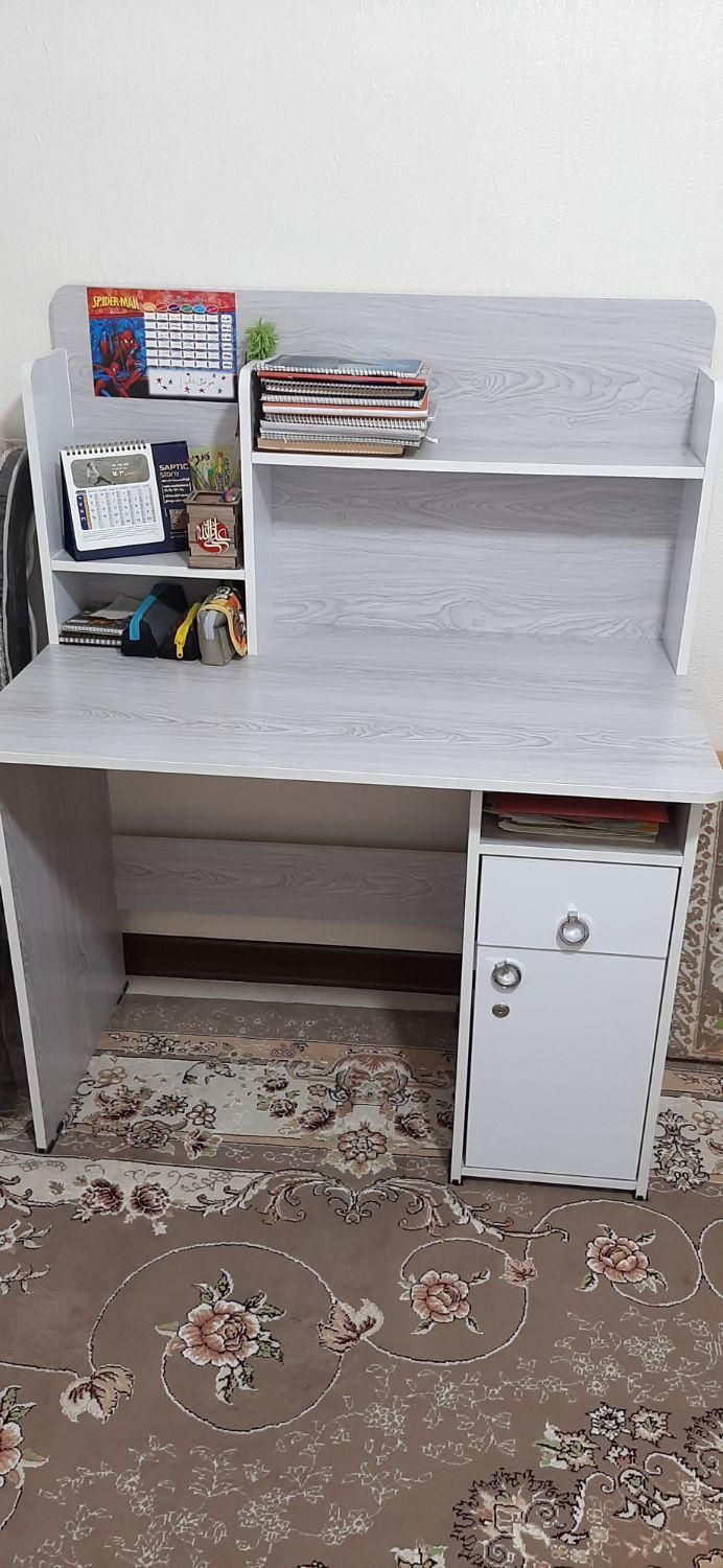 میز تحریر بسیار با کیفیت، زیبا و تمیز|میز تحریر و کامپیوتر|شاهین‌شهر, شهرک ردانی پور|دیوار