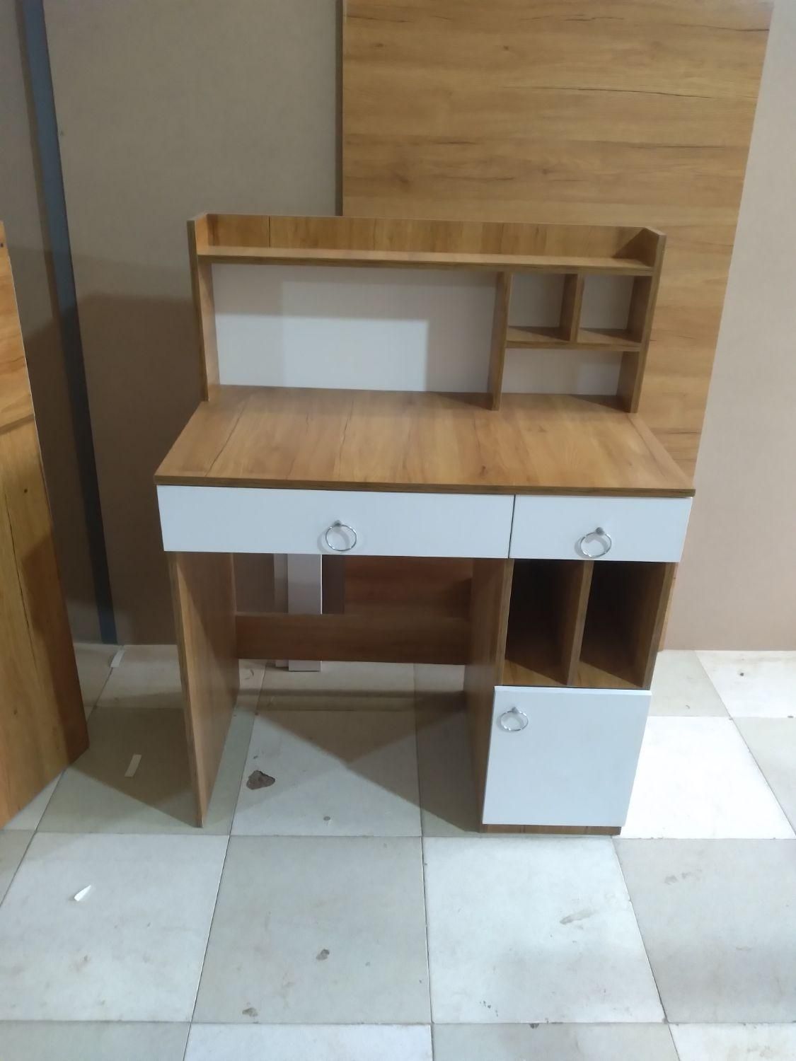 میز تحریر.میز تحریر|میز تحریر و کامپیوتر|رباطکریم, رباطکریم|دیوار