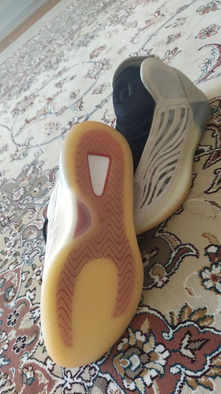 کفش adidas،yeezy اصل،اورجینال و باکیفیت عالی|کیف، کفش، کمربند|کرمانشاه, |دیوار