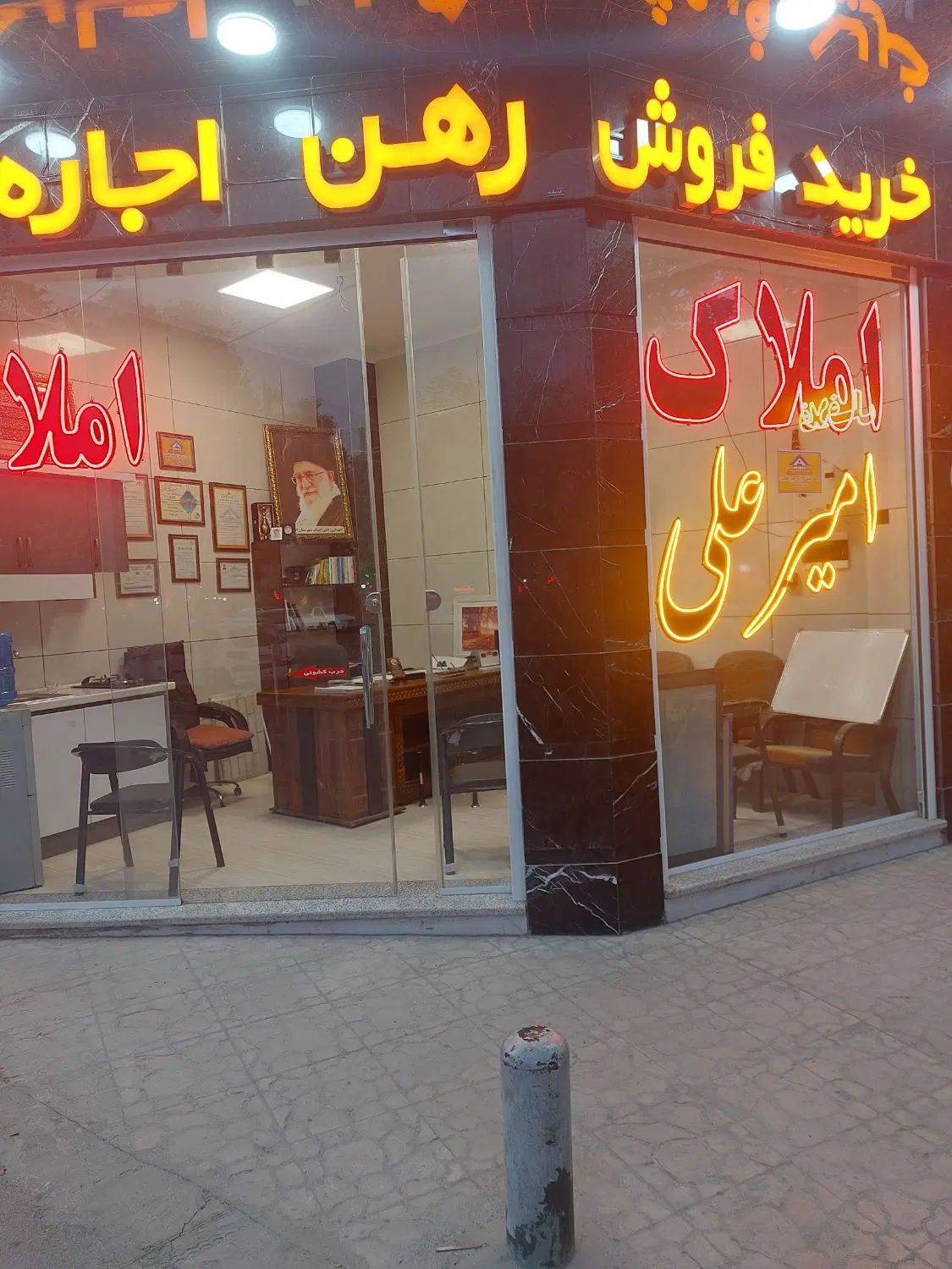 مغازه 15متری ورودی مجتمع اداری دروازه تهران|اجارهٔ مغازه و غرفه|اصفهان, دستگرده|دیوار